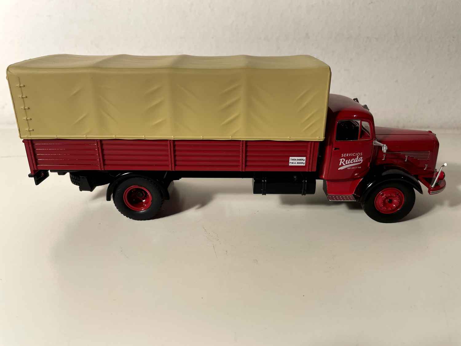 Mercedes-Benz L325 FRG 1957, czerwona ciężarówka z beżową plandeką (na drzwiach napis RUEDA)