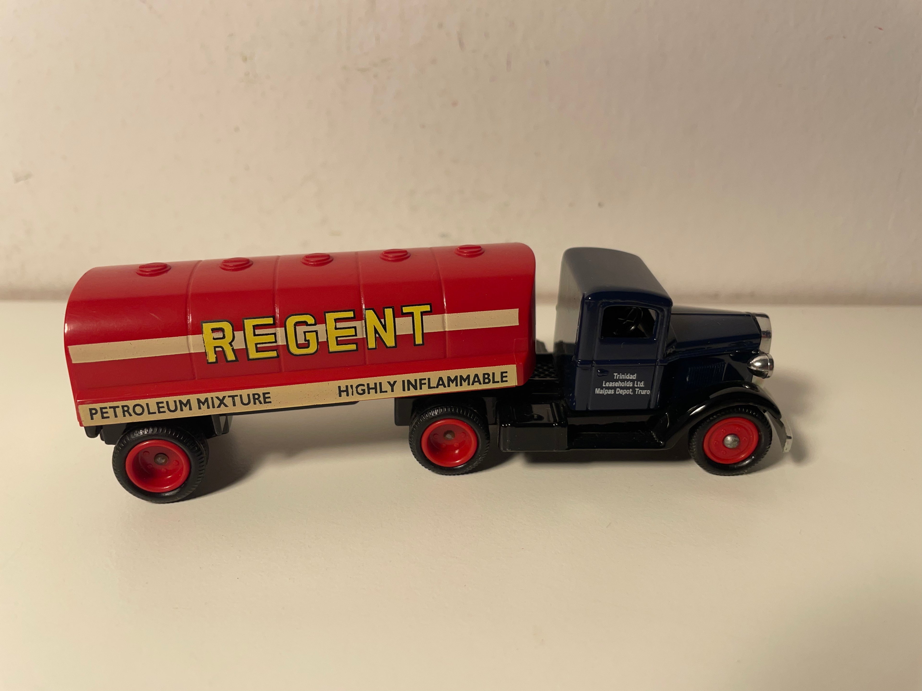 Camion semi-remorque FORD Regent Pétrol - collection DAYS-GONE (Echelle: ?)