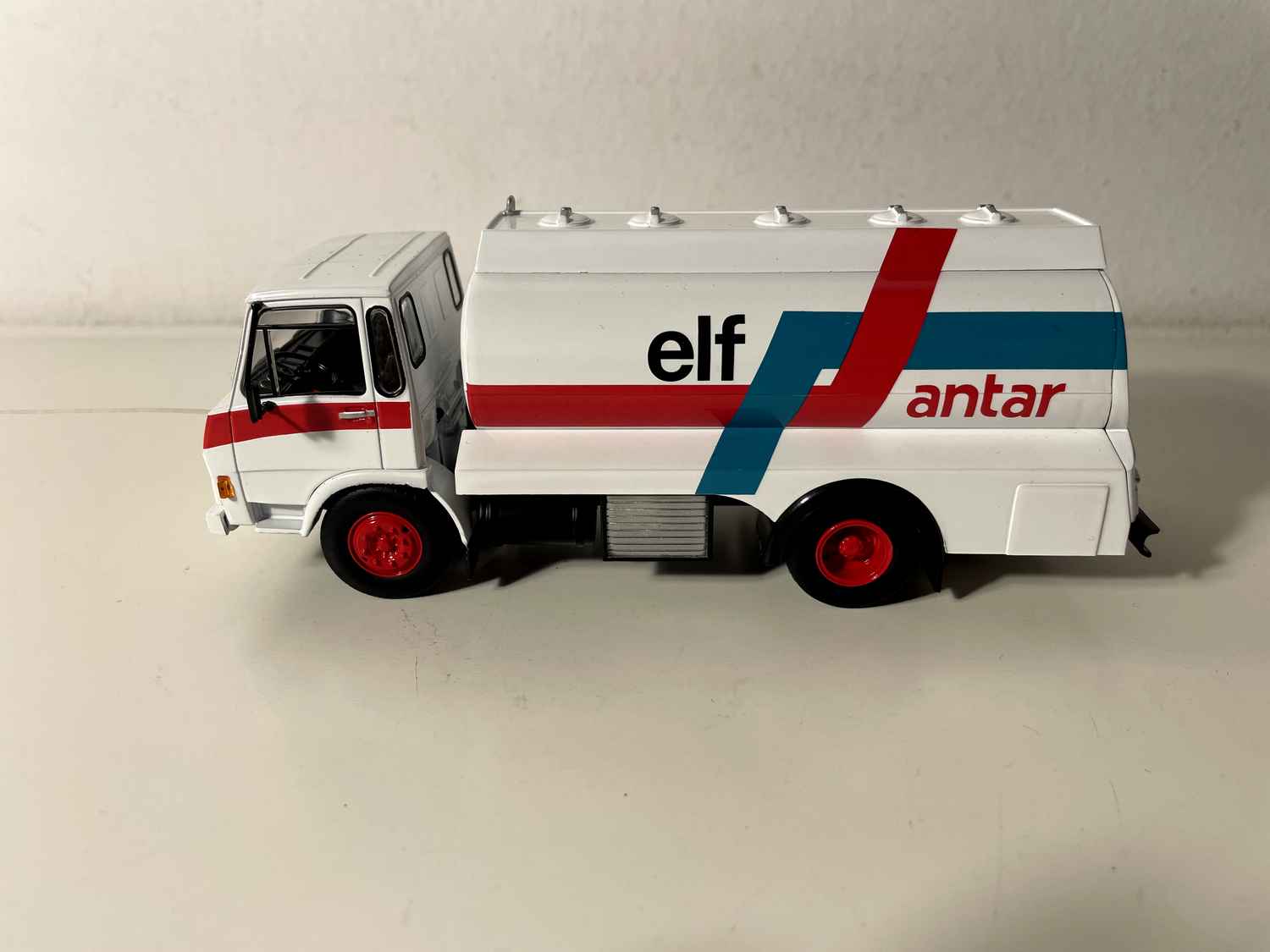 Camion BERLIET KB770 de 1976 citerne essence ELF - ANTAR