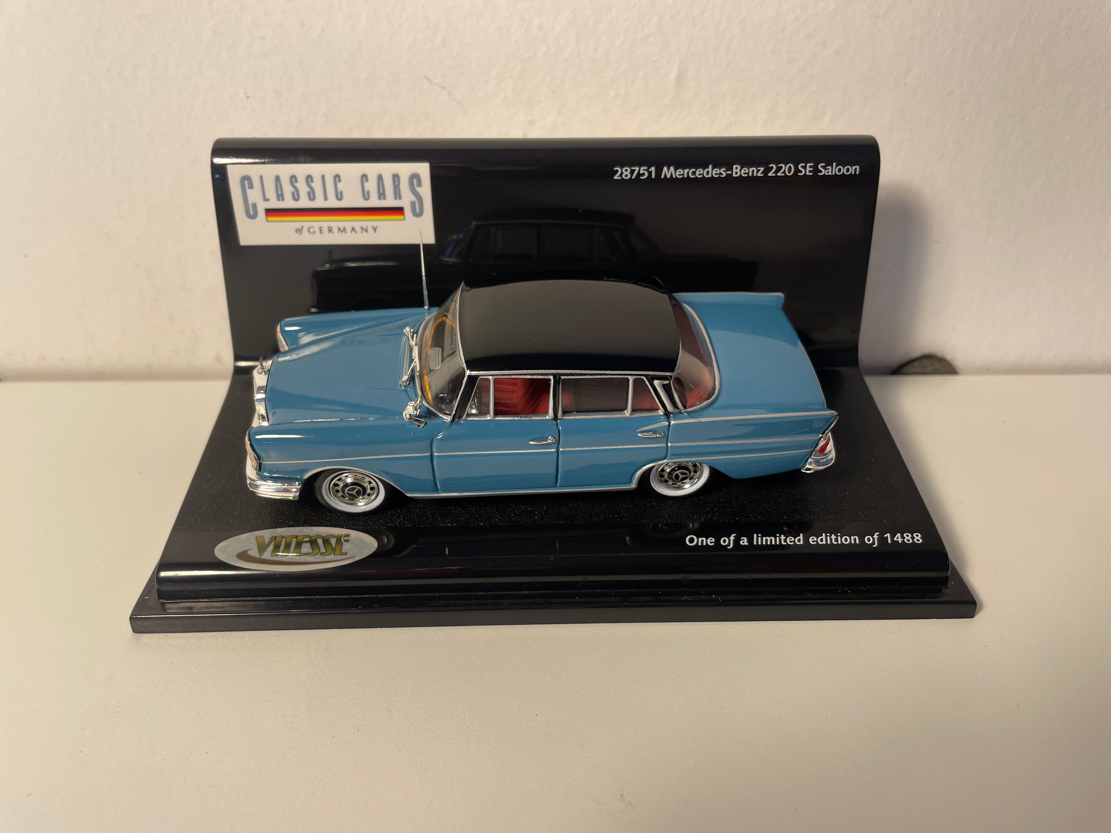 Mercedes-Benz 220 SE Saloon bleue et toit noir - VITESSE