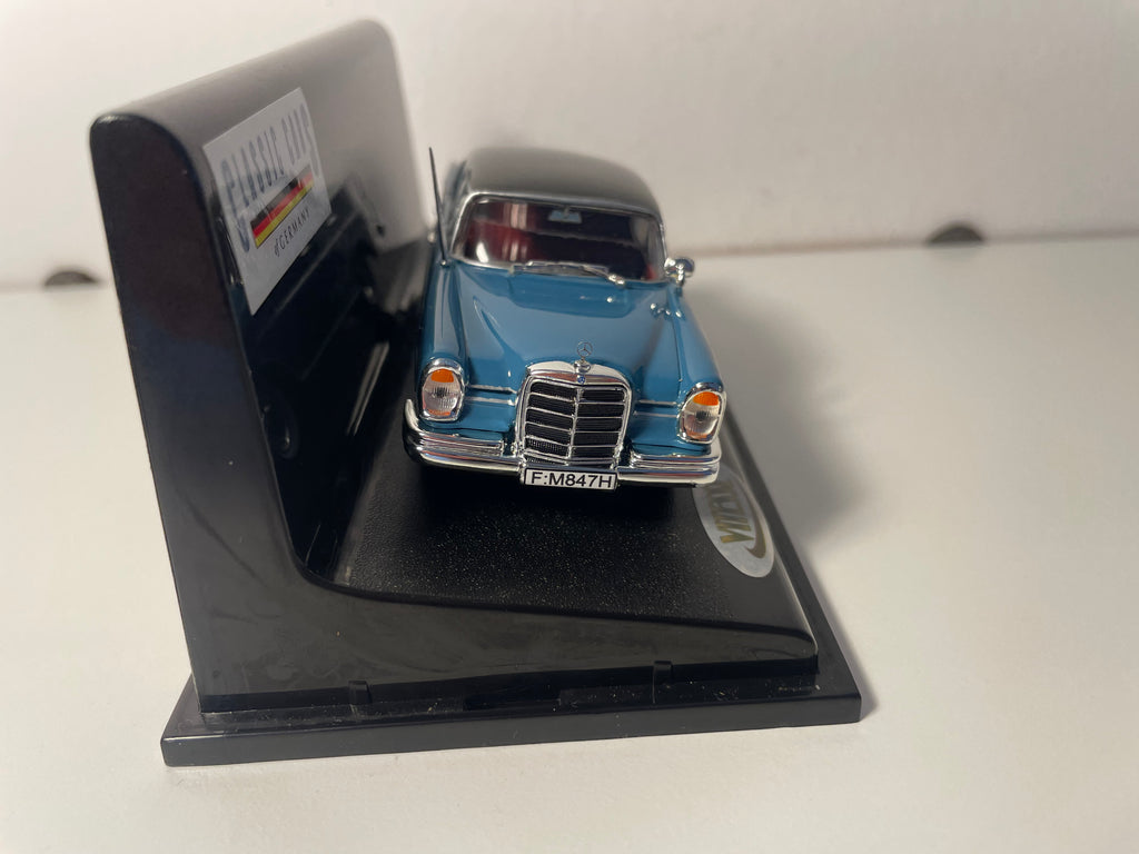 Mercedes-Benz 220 SE Saloon bleue et toit noir - VITESSE