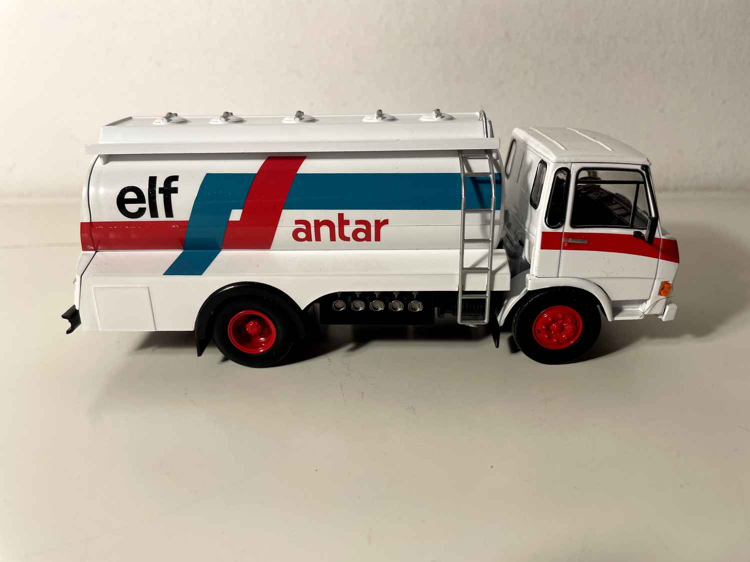 Camion BERLIET KB770 de 1976 citerne essence ELF - ANTAR