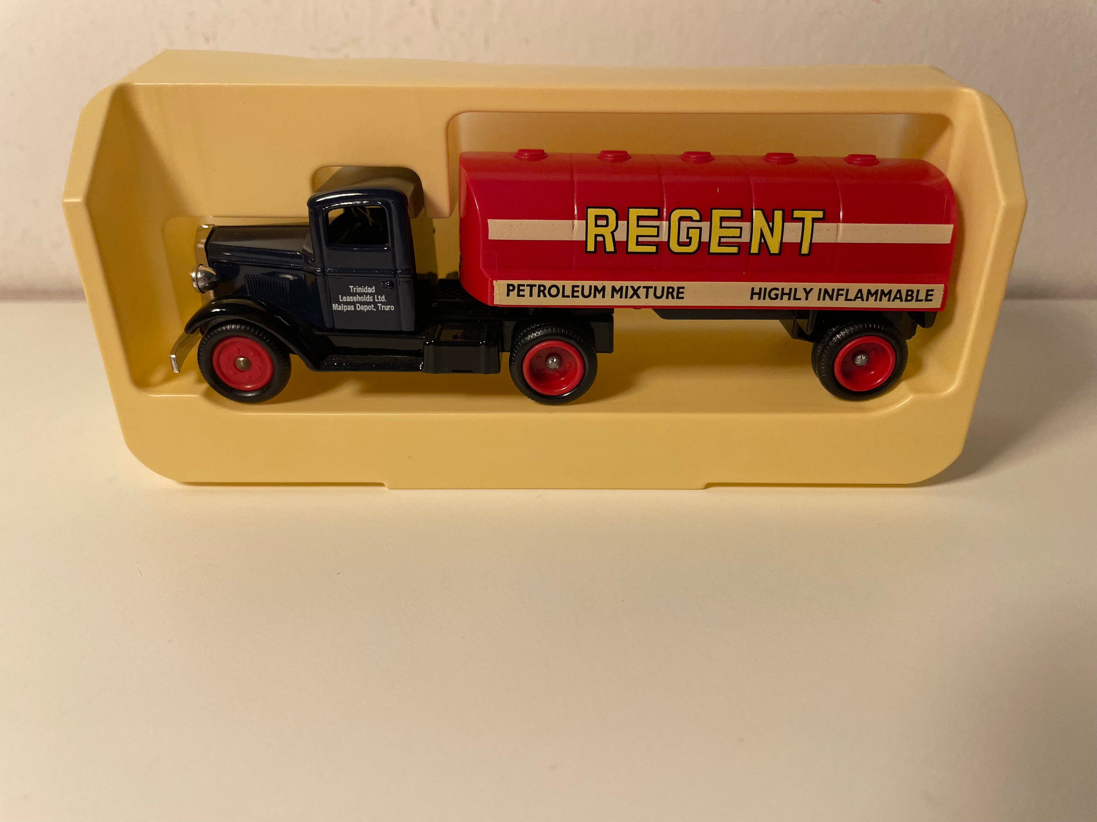 Camion semi-remorque FORD Regent Pétrol - collection DAYS-GONE (Echelle: ?)