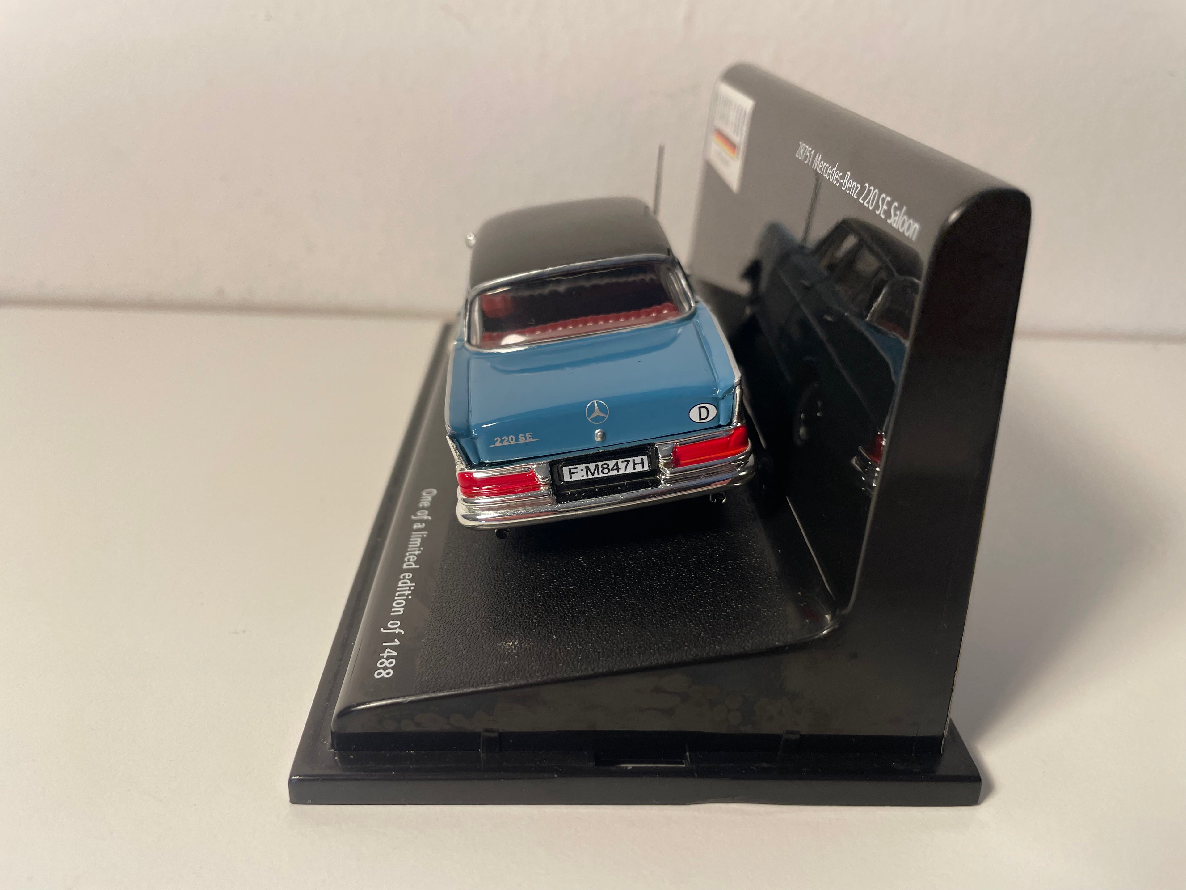 Mercedes-Benz 220 SE Saloon bleue et toit noir - VITESSE