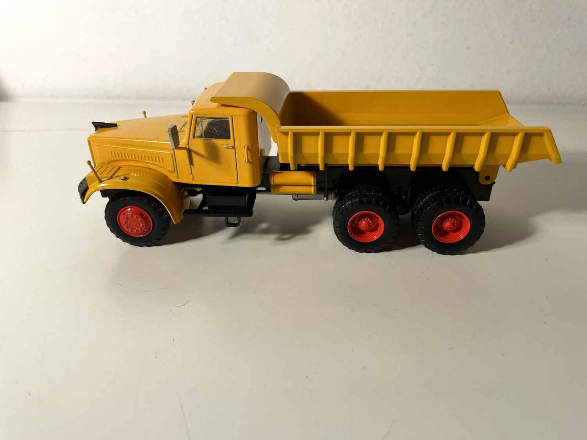 Camión KRAZ 256 de 1967 - camión volquete naranja
