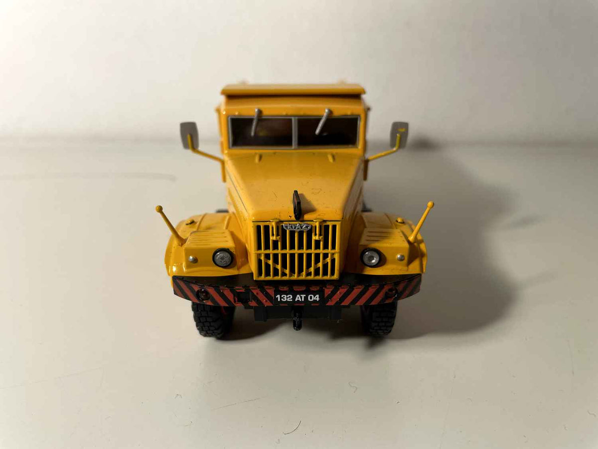 Camión KRAZ 256 de 1967 - camión volquete naranja