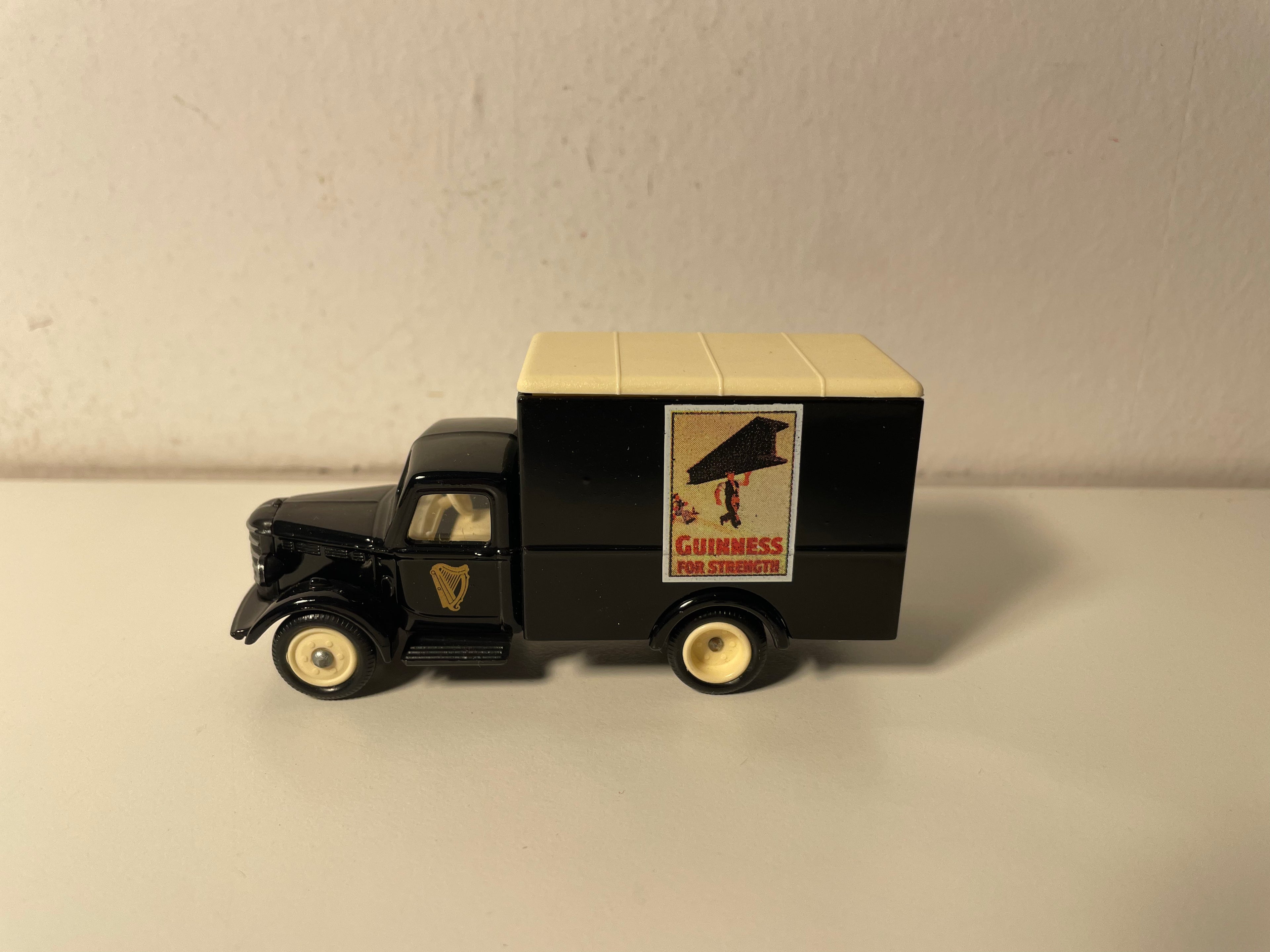 Van Chevrolet ou Bedford (à priori) bleu foncé avec publicité GUINNESS  (Echelle: ??)