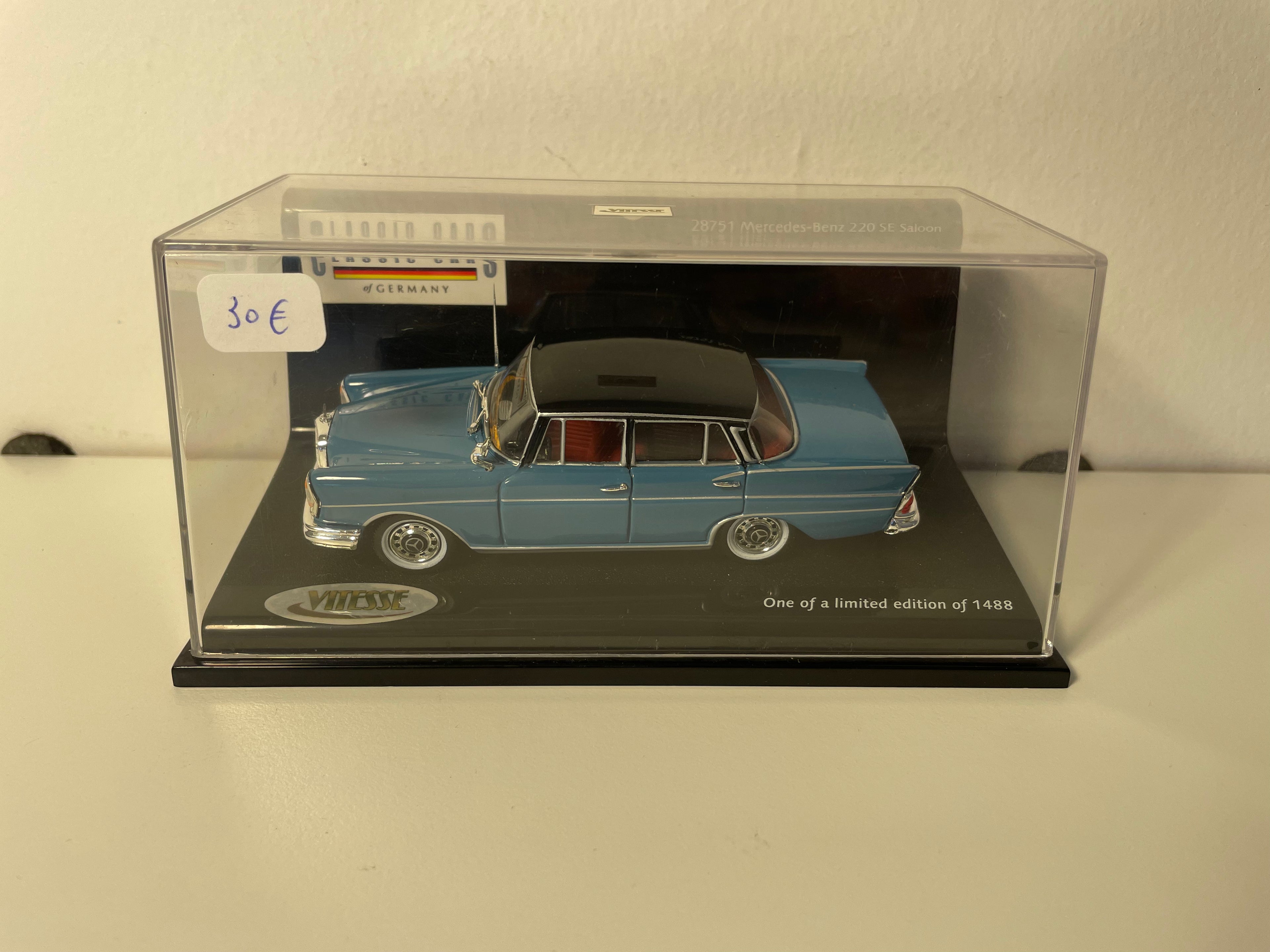 Mercedes-Benz 220 SE Saloon bleue et toit noir - VITESSE