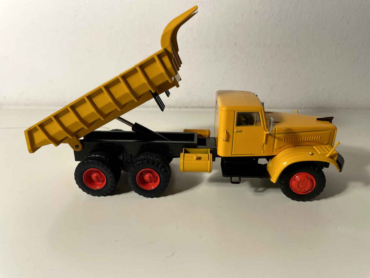 Camión KRAZ 256 de 1967 - camión volquete naranja