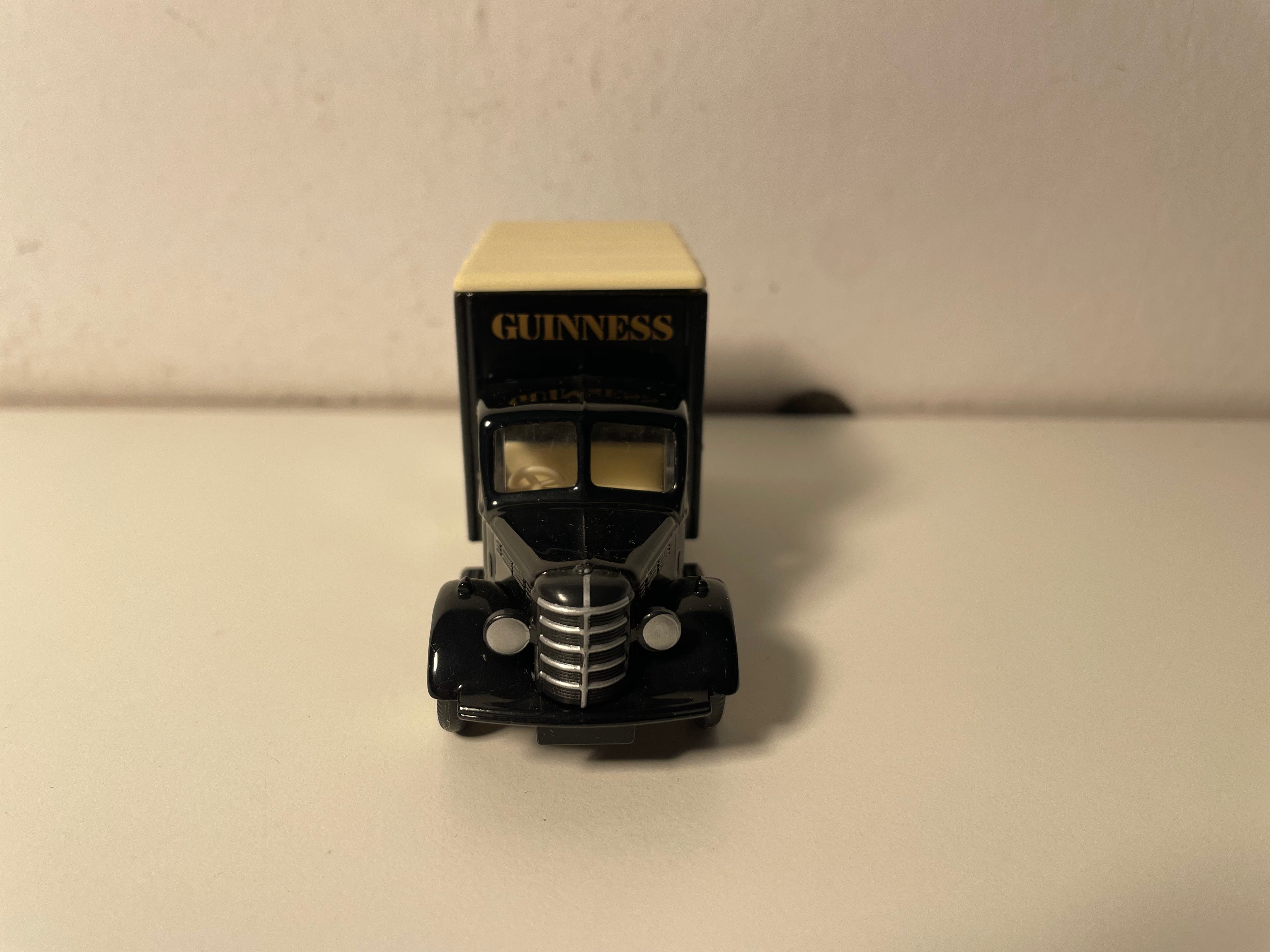 Van Chevrolet ou Bedford (à priori) bleu foncé avec publicité GUINNESS  (Echelle: ??)