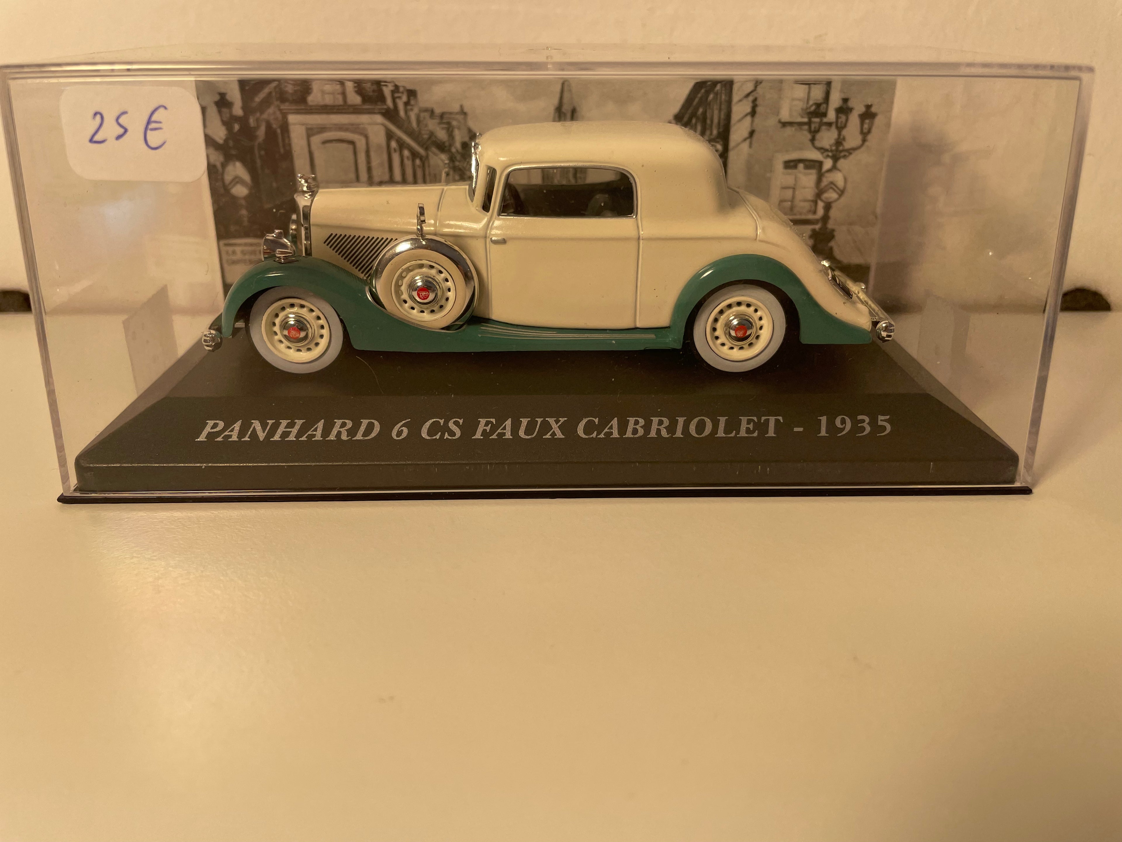 Panhard 6 CS Imitatiouns-Cabriolet gréng a crème vun 1935