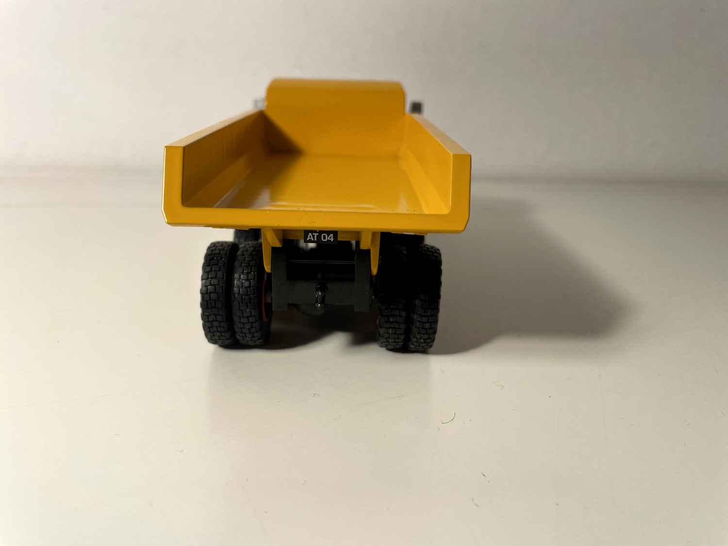 Camión KRAZ 256 de 1967 - camión volquete naranja