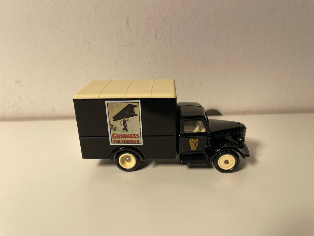 Van Chevrolet ou Bedford (à priori) bleu foncé avec publicité GUINNESS  (Echelle: ??)