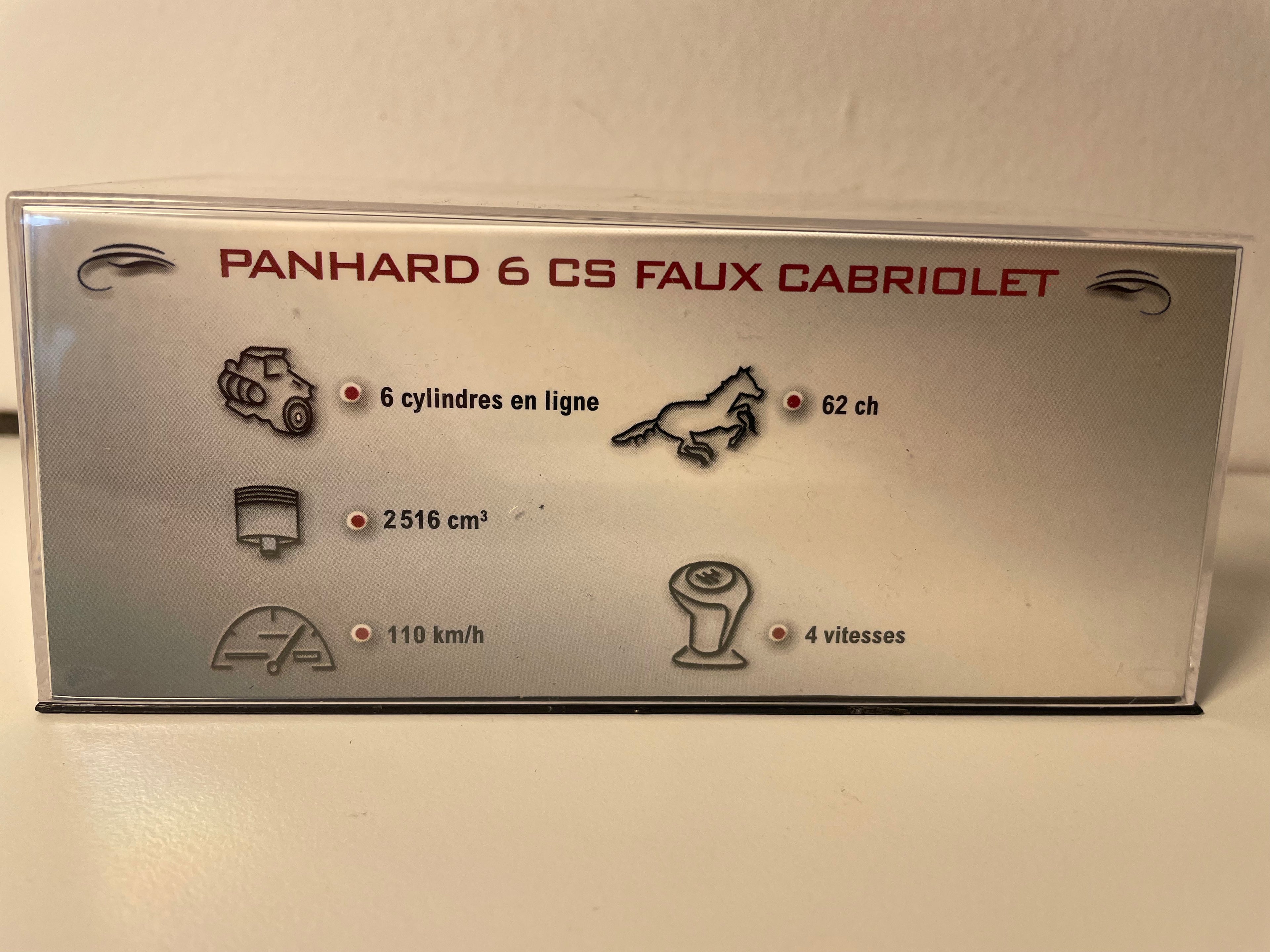 Panhard 6 CS Imitatiouns-Cabriolet gréng a crème vun 1935