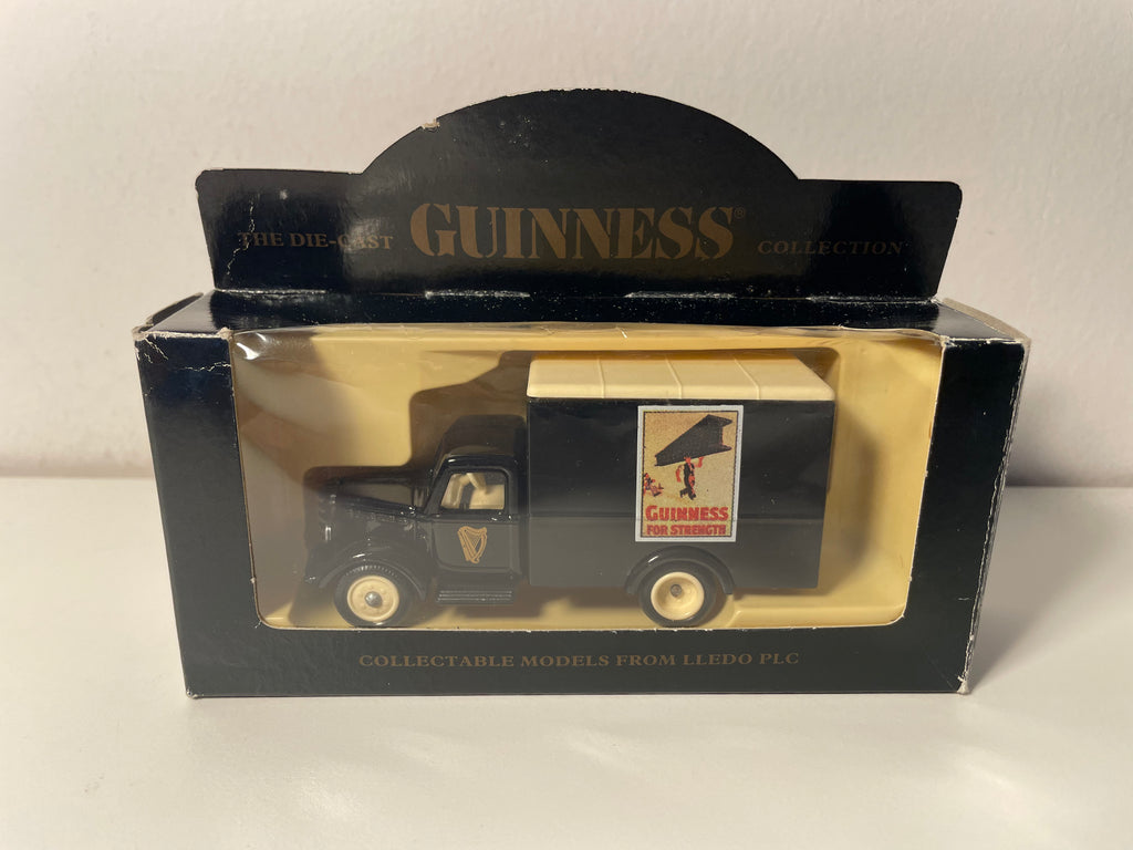 Van Chevrolet ou Bedford (à priori) bleu foncé avec publicité GUINNESS  (Echelle: ??)