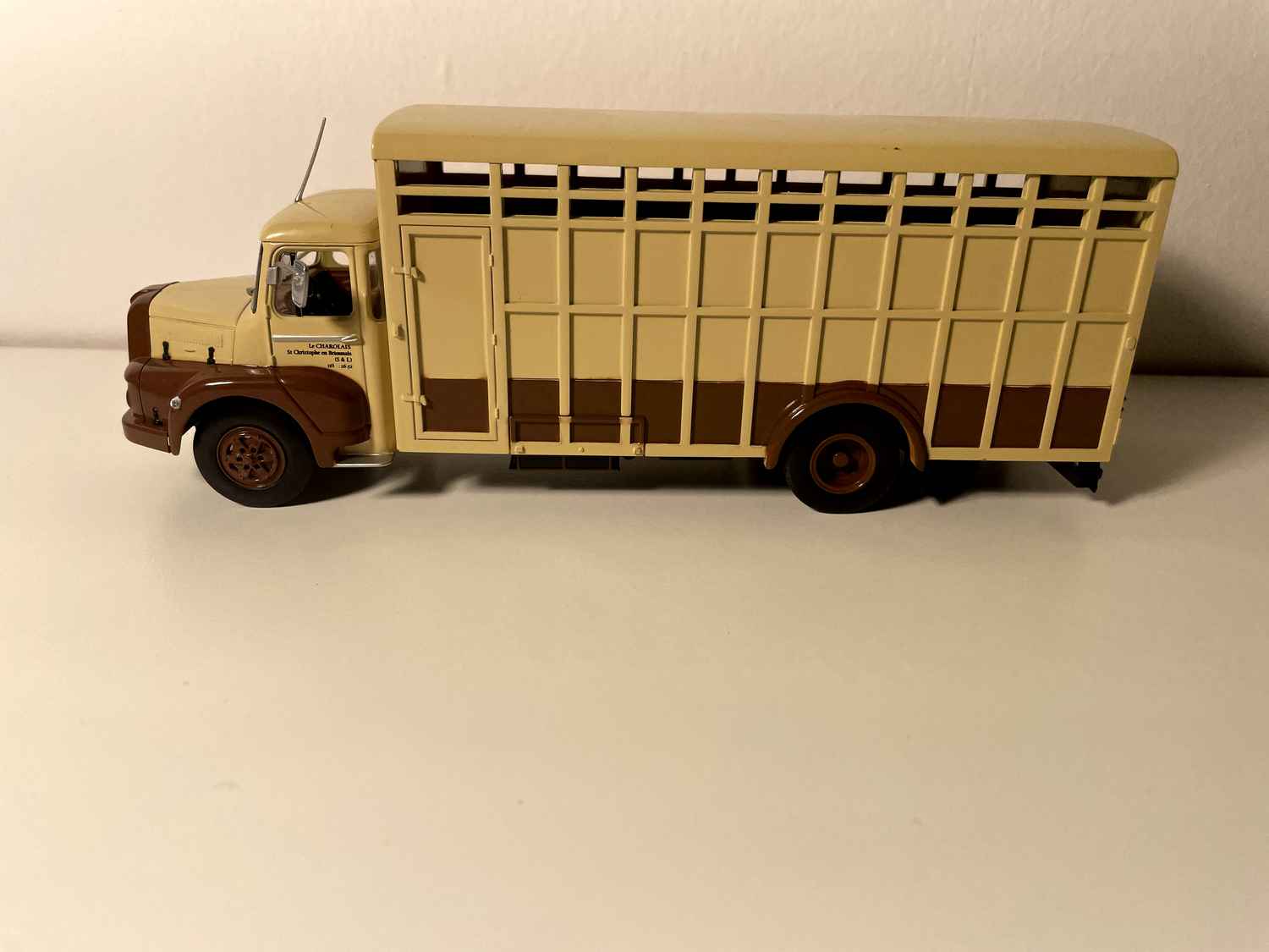 UNIC PUYMORENS ZU 66 TB 1691 long animals truck (2 colors of brown)