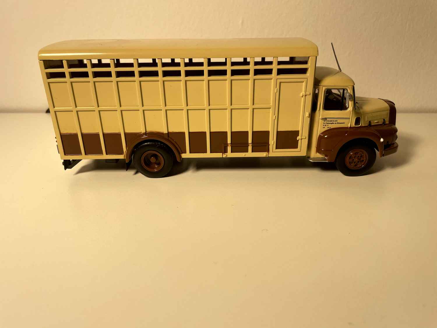 UNIC PUYMORENS ZU 66 TB 1691 long animals truck (2 colors of brown)