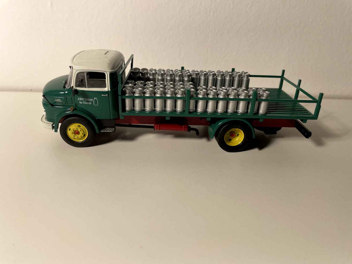 ¿Camión Mercedes-Benz L1113 de 1968 transportando bidones de leche?