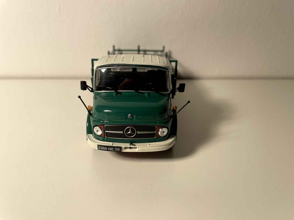 ¿Camión Mercedes-Benz L1113 de 1968 transportando bidones de leche?
