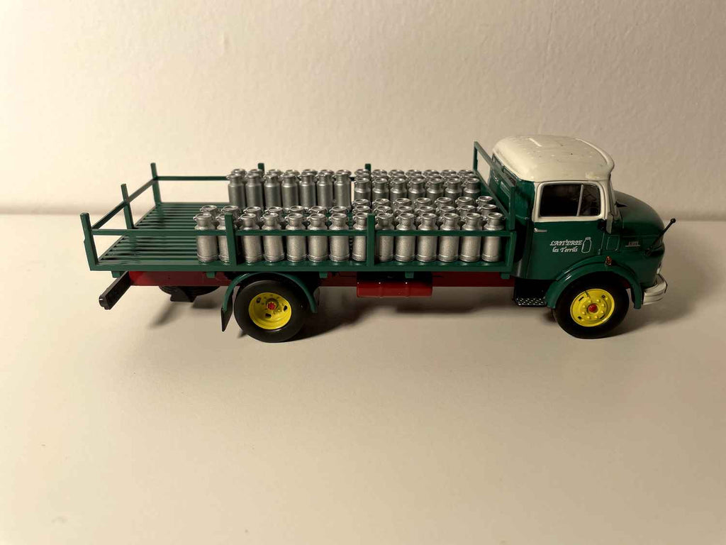 ¿Camión Mercedes-Benz L1113 de 1968 transportando bidones de leche?