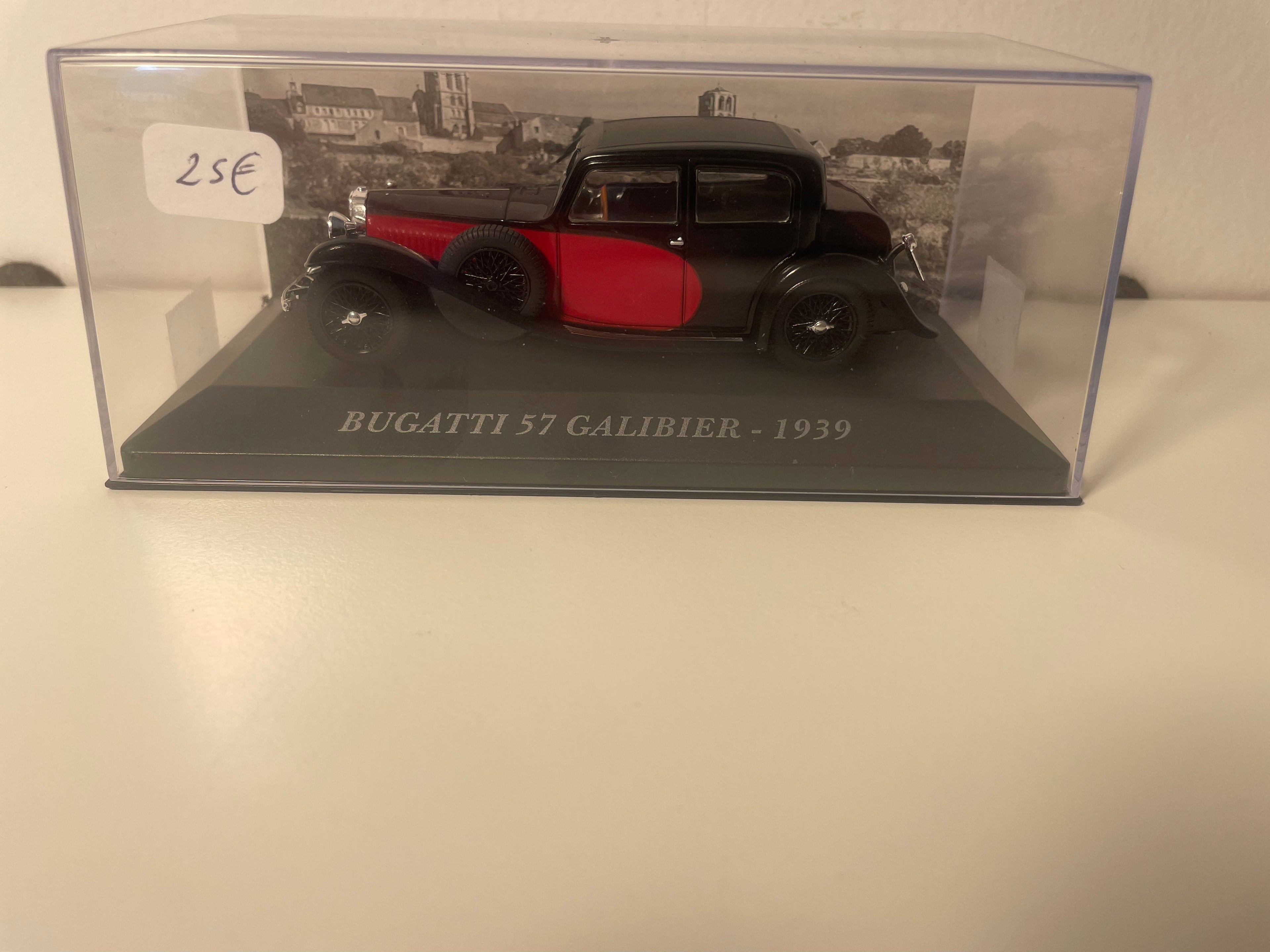 Bugatti 57 Galibier rossa e nera del 1939