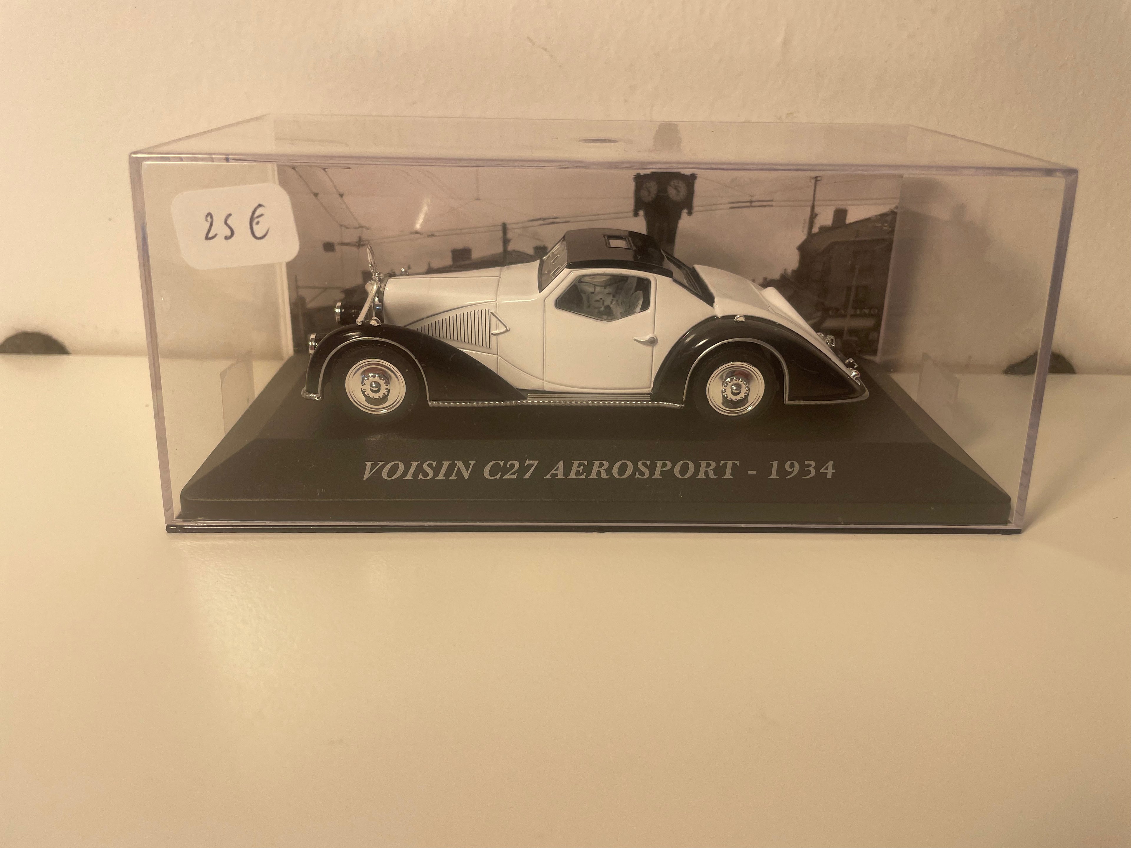 Voisin C27 Aerosport wäiss a schwaarz vun 1934