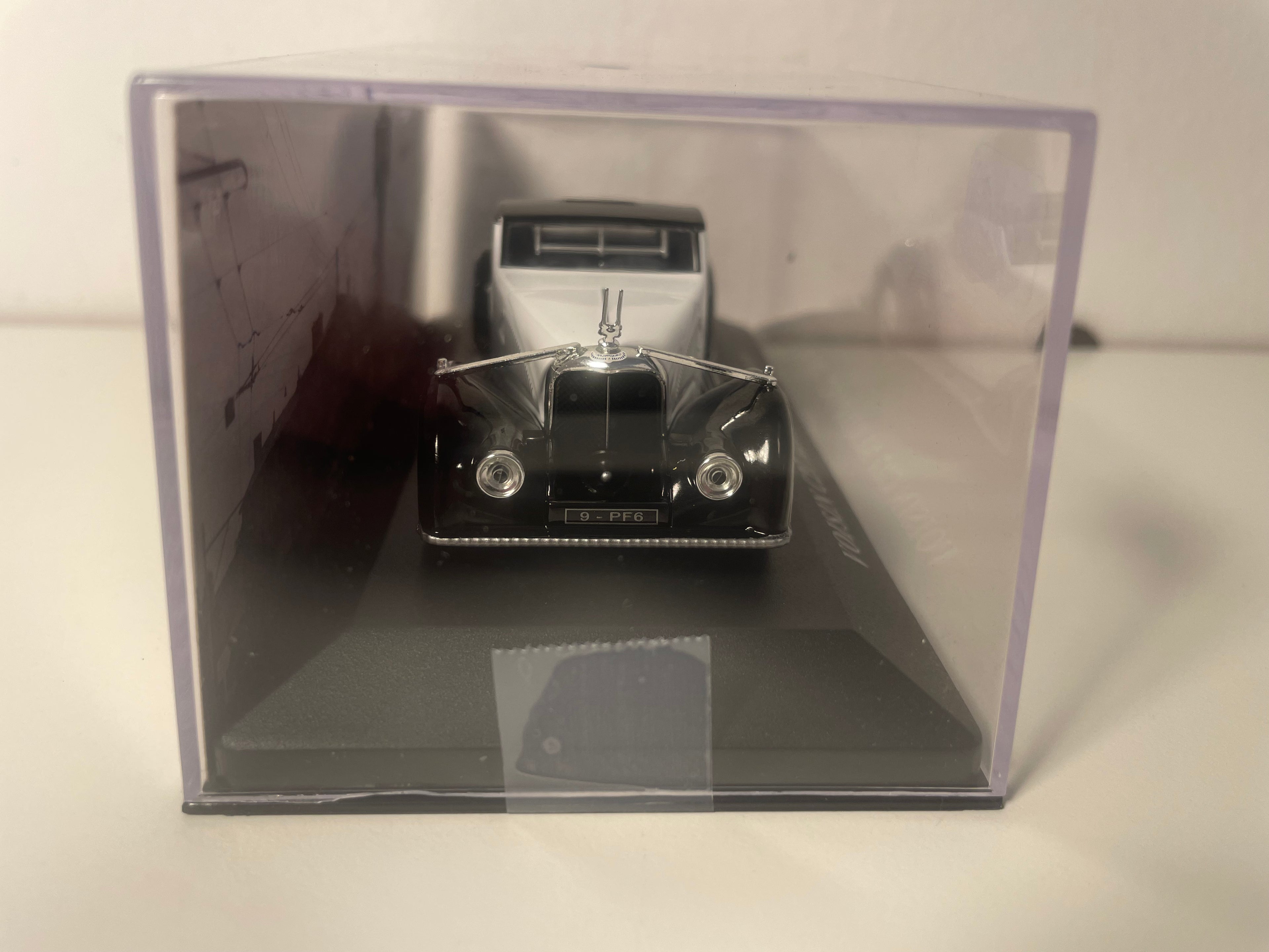 Voisin C27 Aerosport wäiss a schwaarz vun 1934