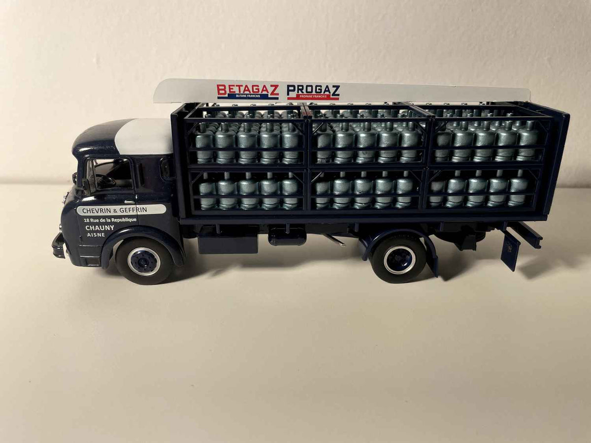 UNIC ZU 42 DONON Camion vun 1942 mat BETAGAZ - PROGAZ Gasfläschenlagerplattform