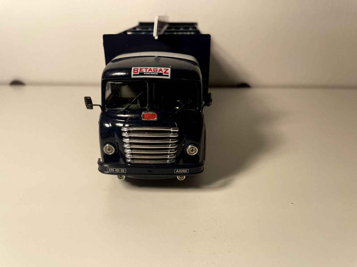 UNIC ZU 42 DONON Camion vun 1942 mat BETAGAZ - PROGAZ Gasfläschenlagerplattform