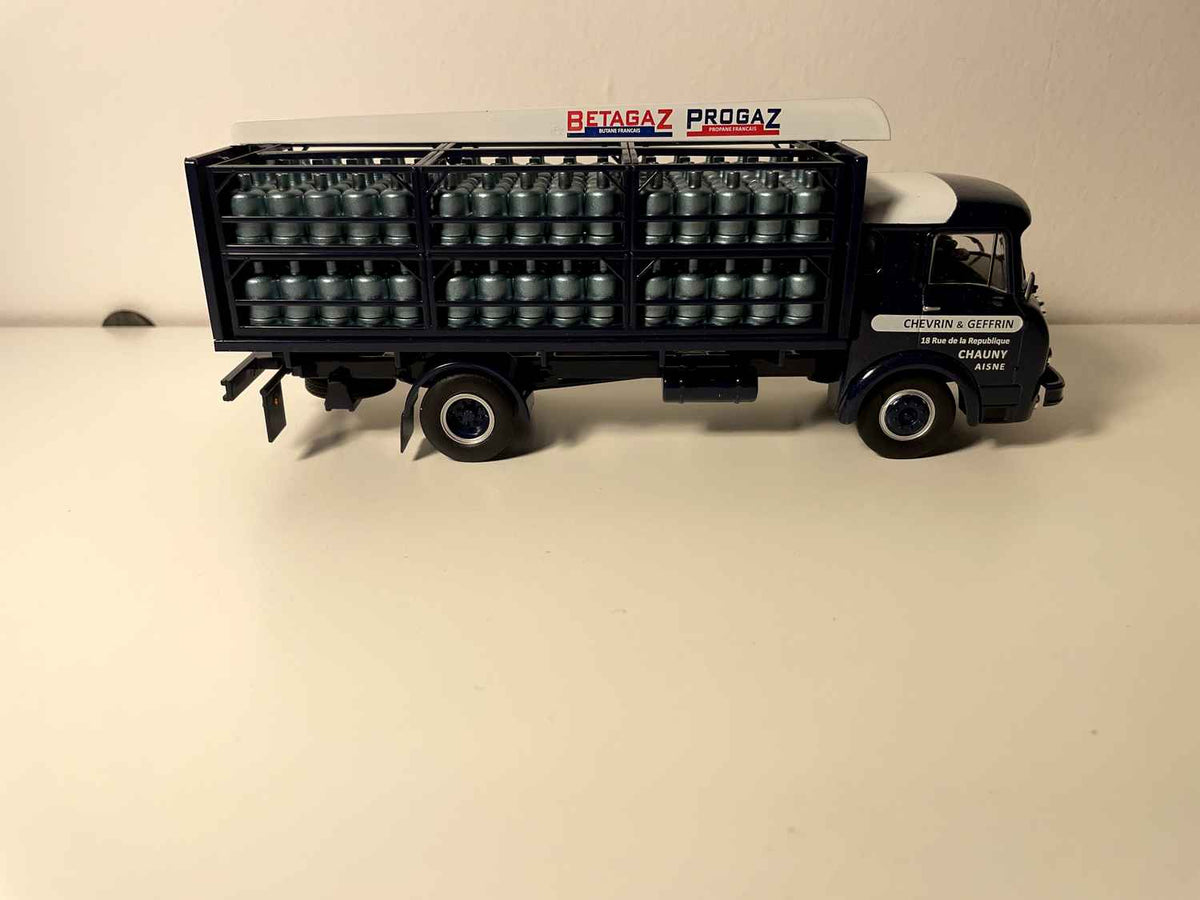 UNIC ZU 42 DONON Camion vun 1942 mat BETAGAZ - PROGAZ Gasfläschenlagerplattform