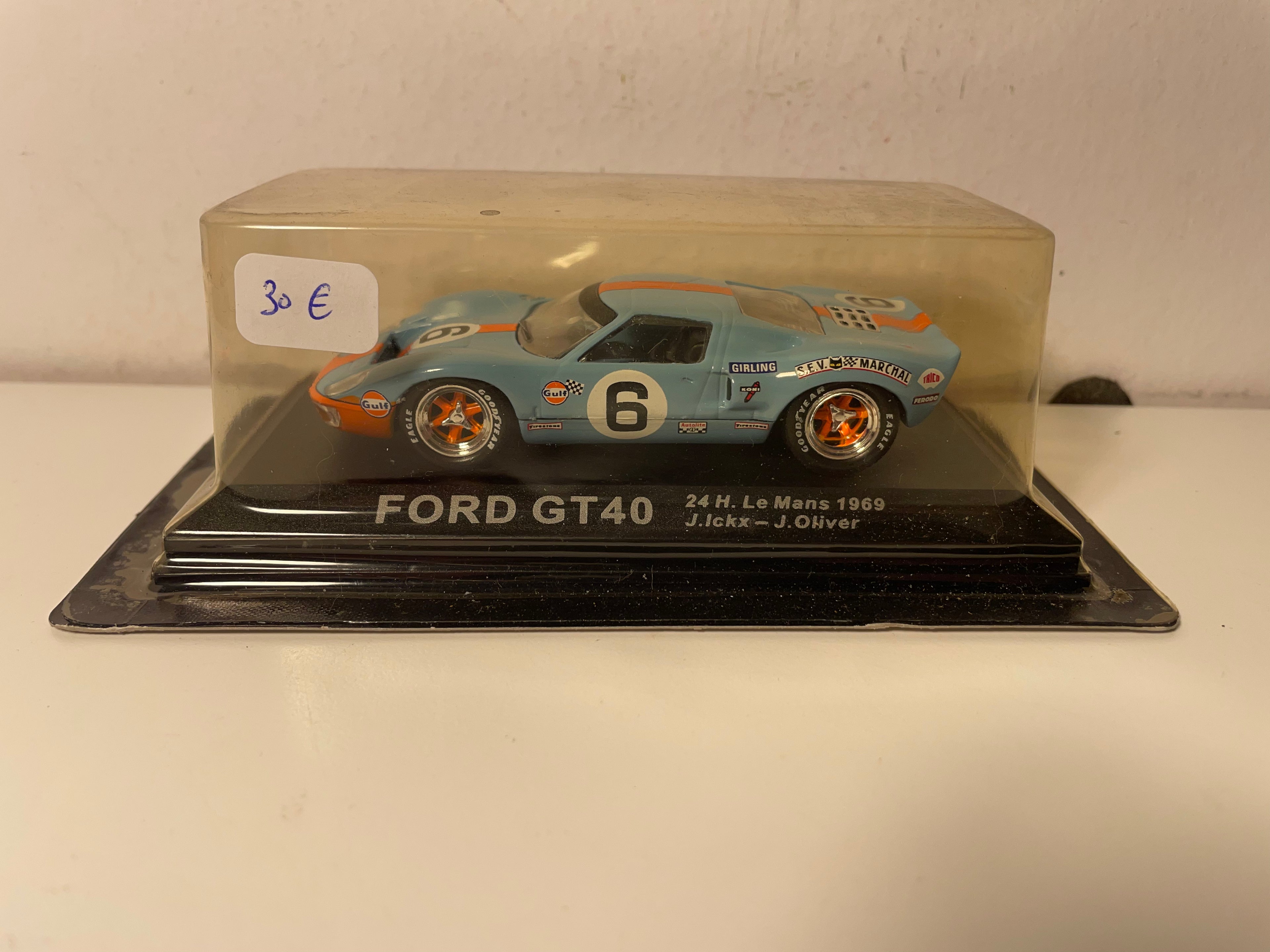Ford GT40 bleue et orange (aux couleurs de GULF) numéro 6 - 24 heures du Mans de 1969 (blister)