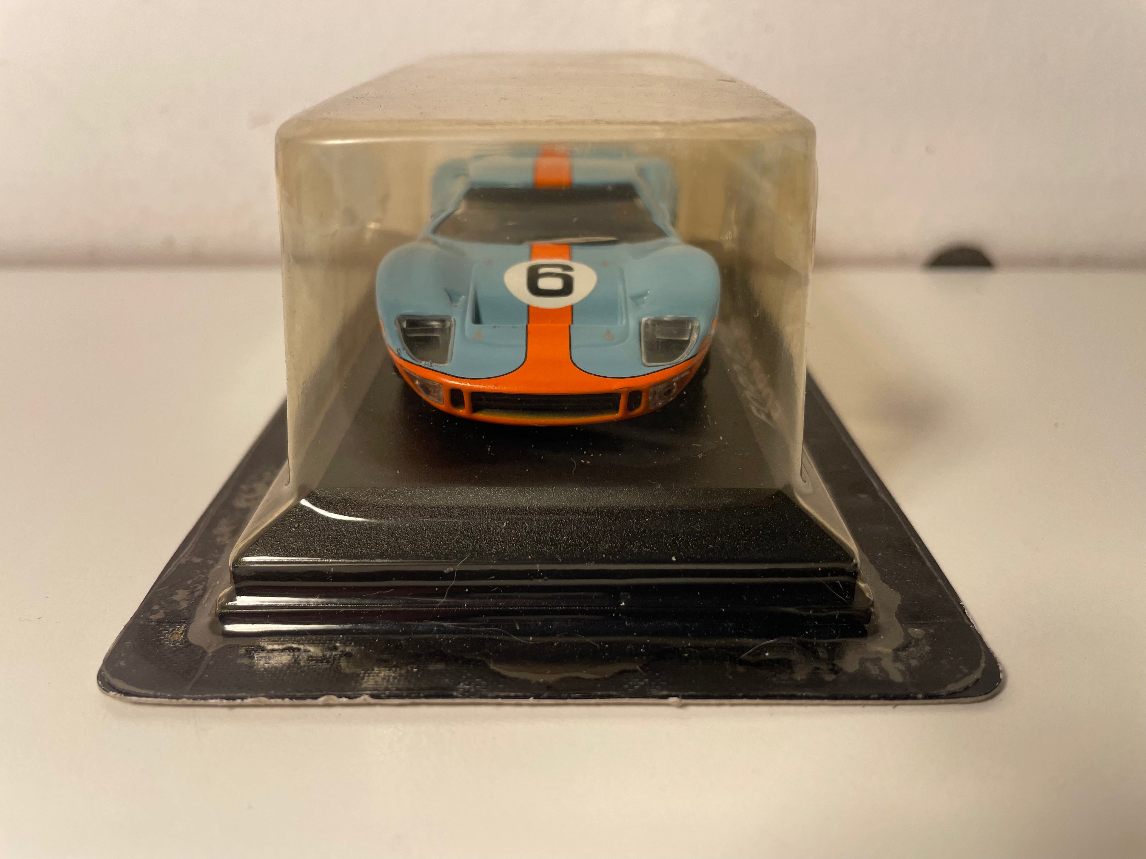 Ford GT40 bleue et orange (aux couleurs de GULF) numéro 6 - 24 heures du Mans de 1969 (blister)