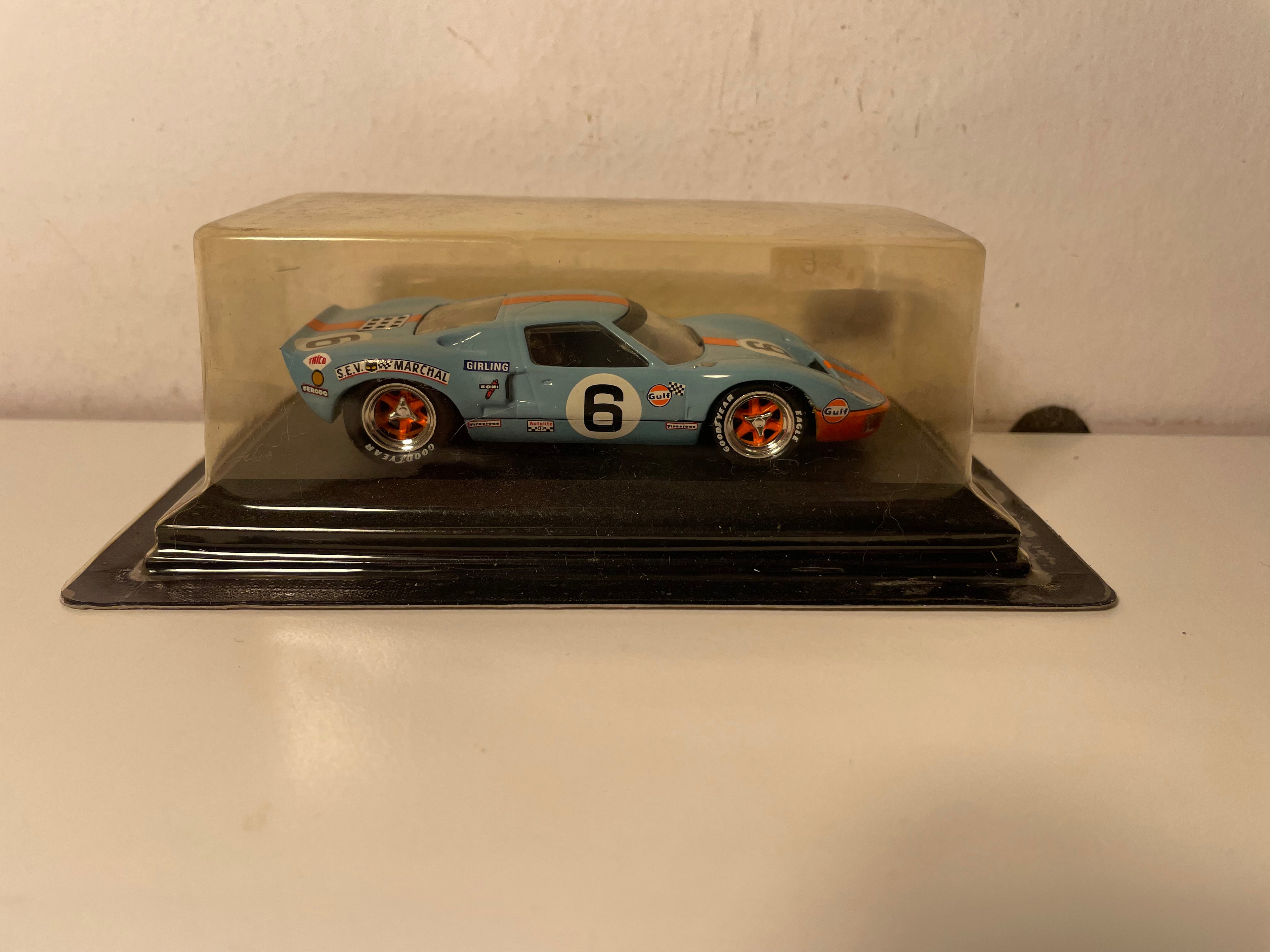 Ford GT40 bleue et orange (aux couleurs de GULF) numéro 6 - 24 heures du Mans de 1969 (blister)