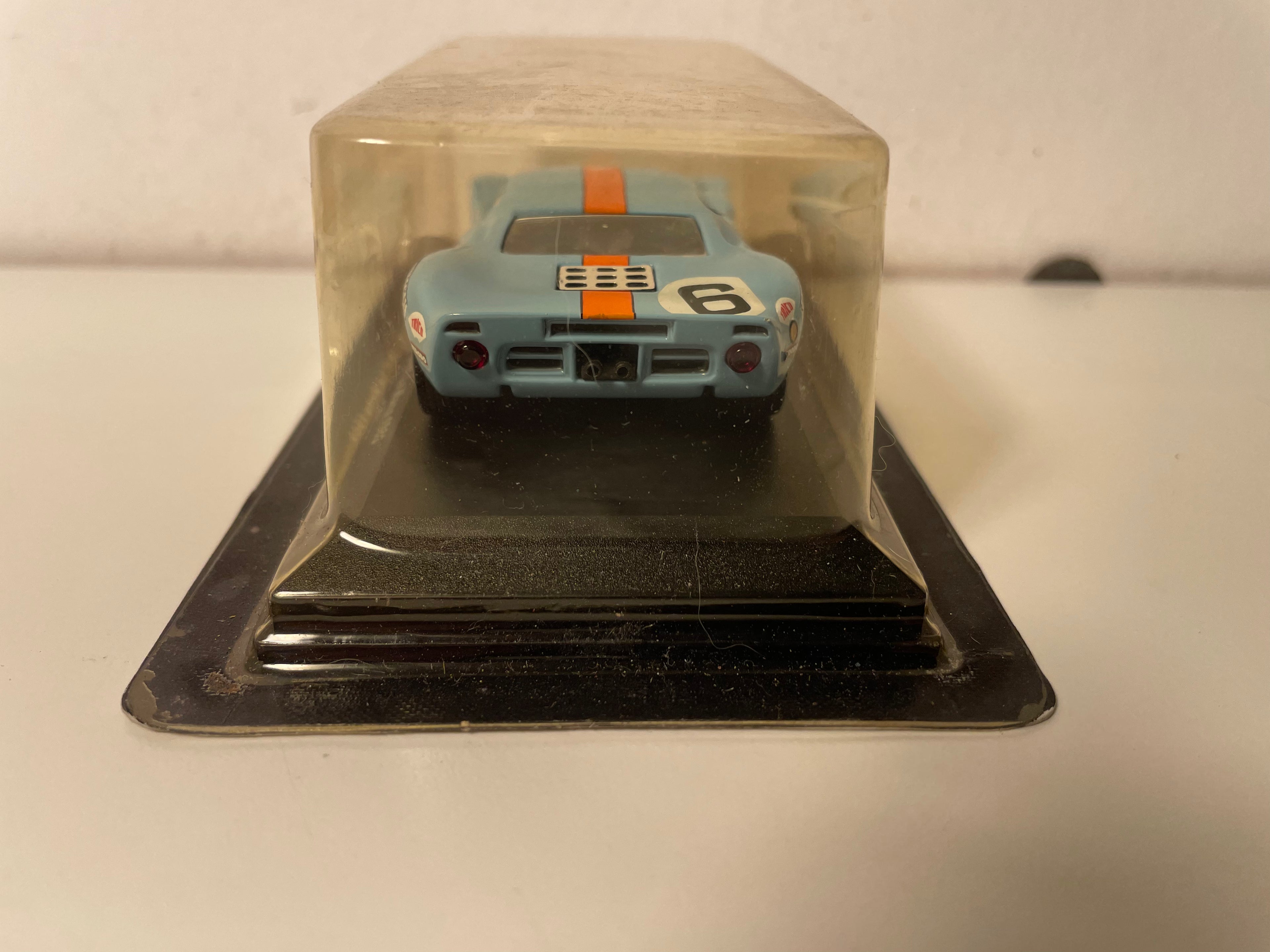 Ford GT40 bleue et orange (aux couleurs de GULF) numéro 6 - 24 heures du Mans de 1969 (blister)