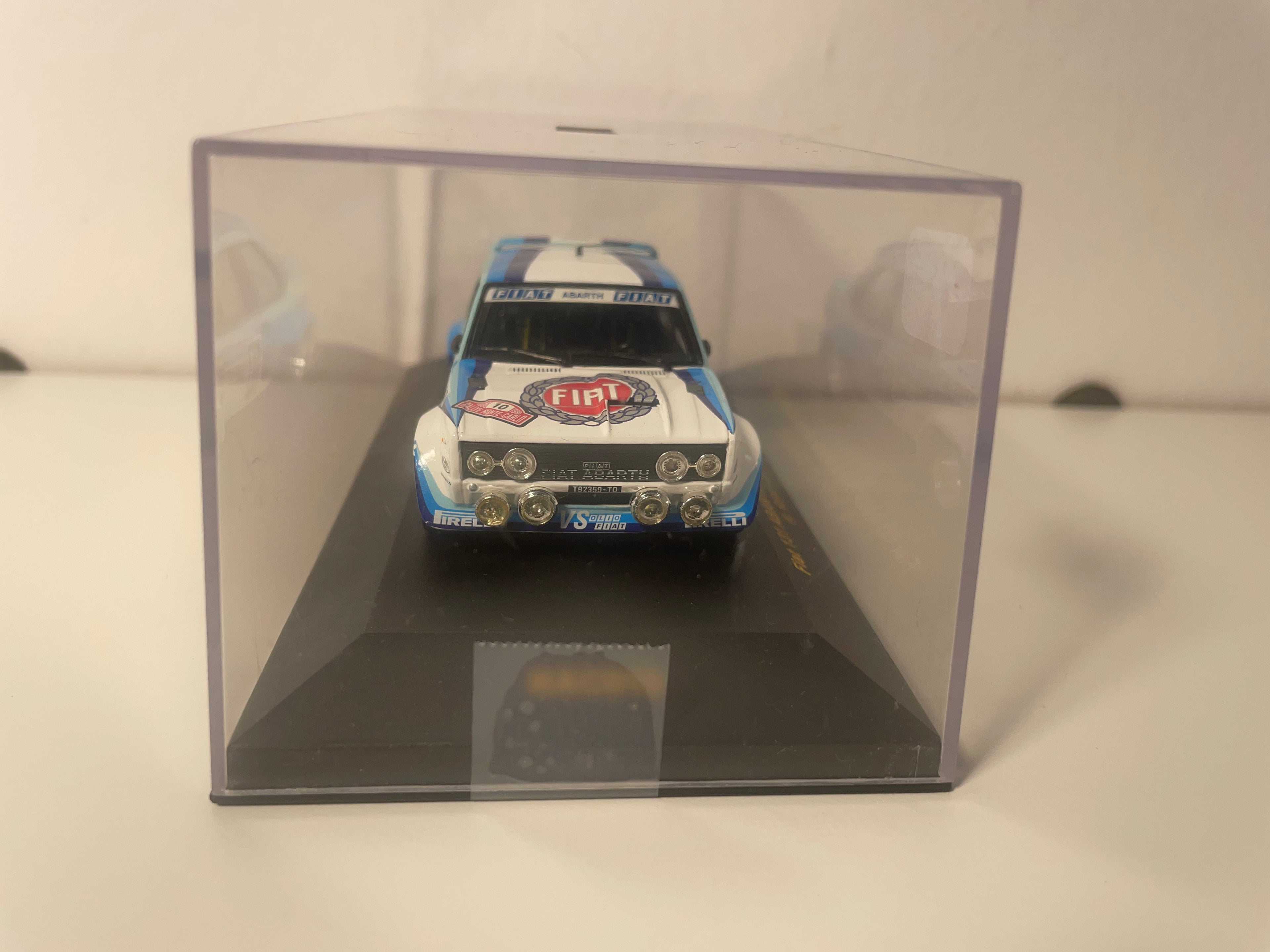Fiat 131 Abarth blanca y azul número 10 - Monte-Carlo de 1980 - IXO