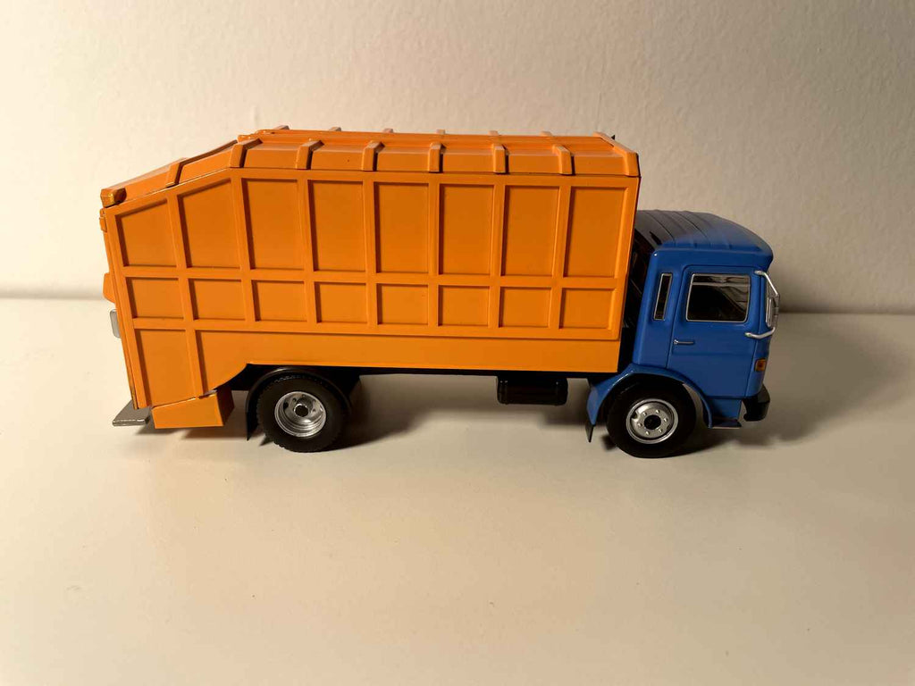 Camion Saviem SM 10 avec cabine courte 860 bleue et caisse orange (camion pour ramassage des ordures ménagères) - camion poubelles