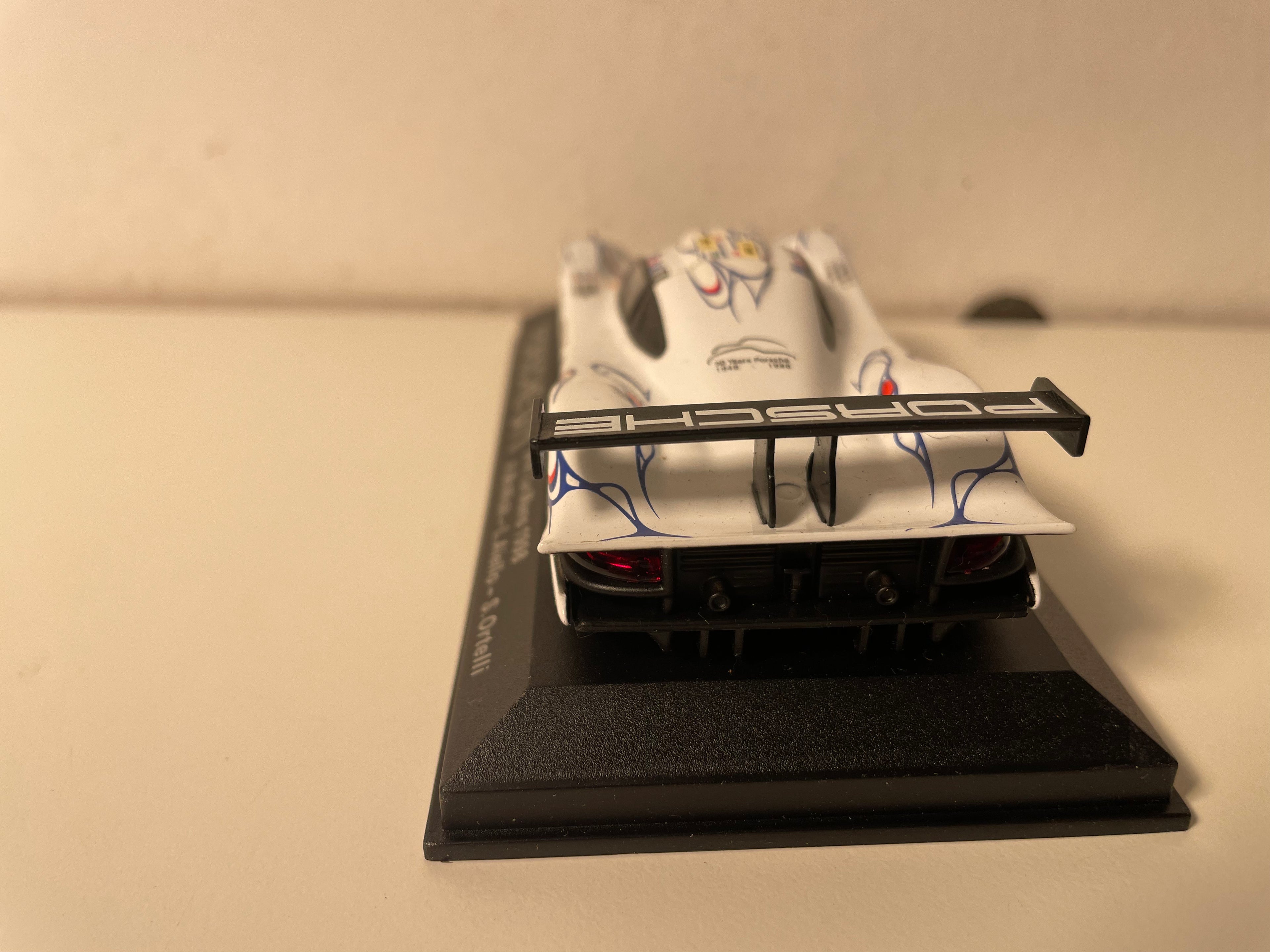Porsche GT1 blanche numéro 26 - 24 heures du Mans de 1998 (blister) - MANQUE LES RETROS