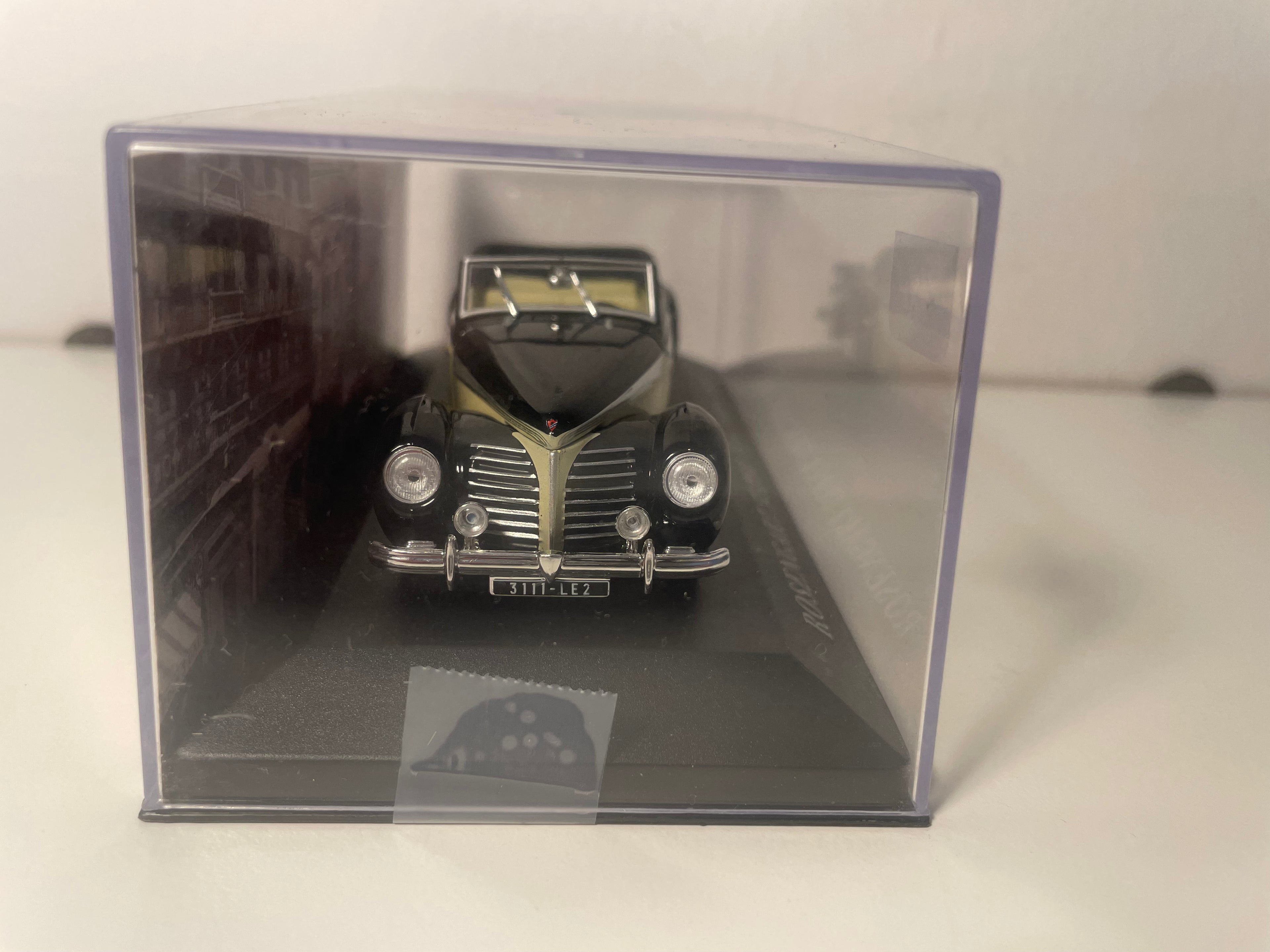 1939 schwaarz a cremefaarweg Rosengart Super Traction