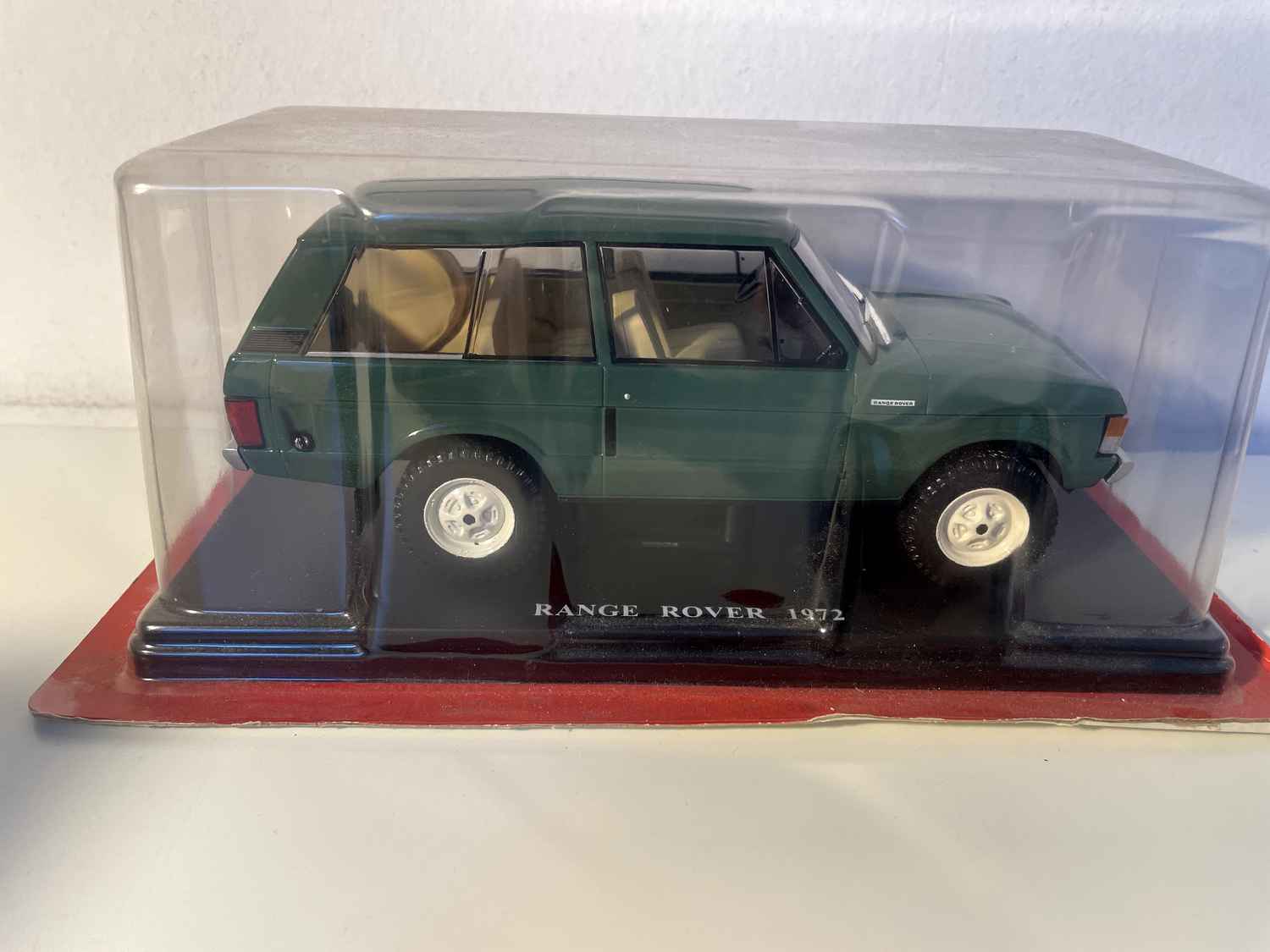 Range Rover z 1972 roku w kolorze ciemnozielonym – skala 1/24 (rozbite lusterka)