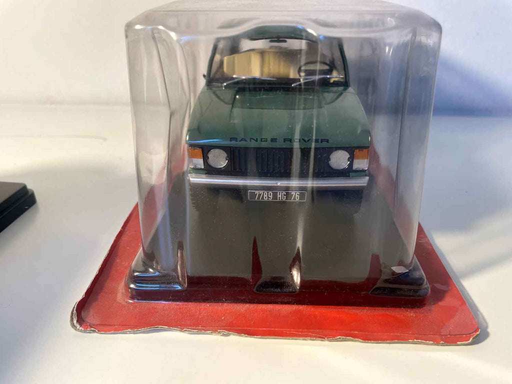 Range Rover z 1972 roku w kolorze ciemnozielonym – skala 1/24 (rozbite lusterka)