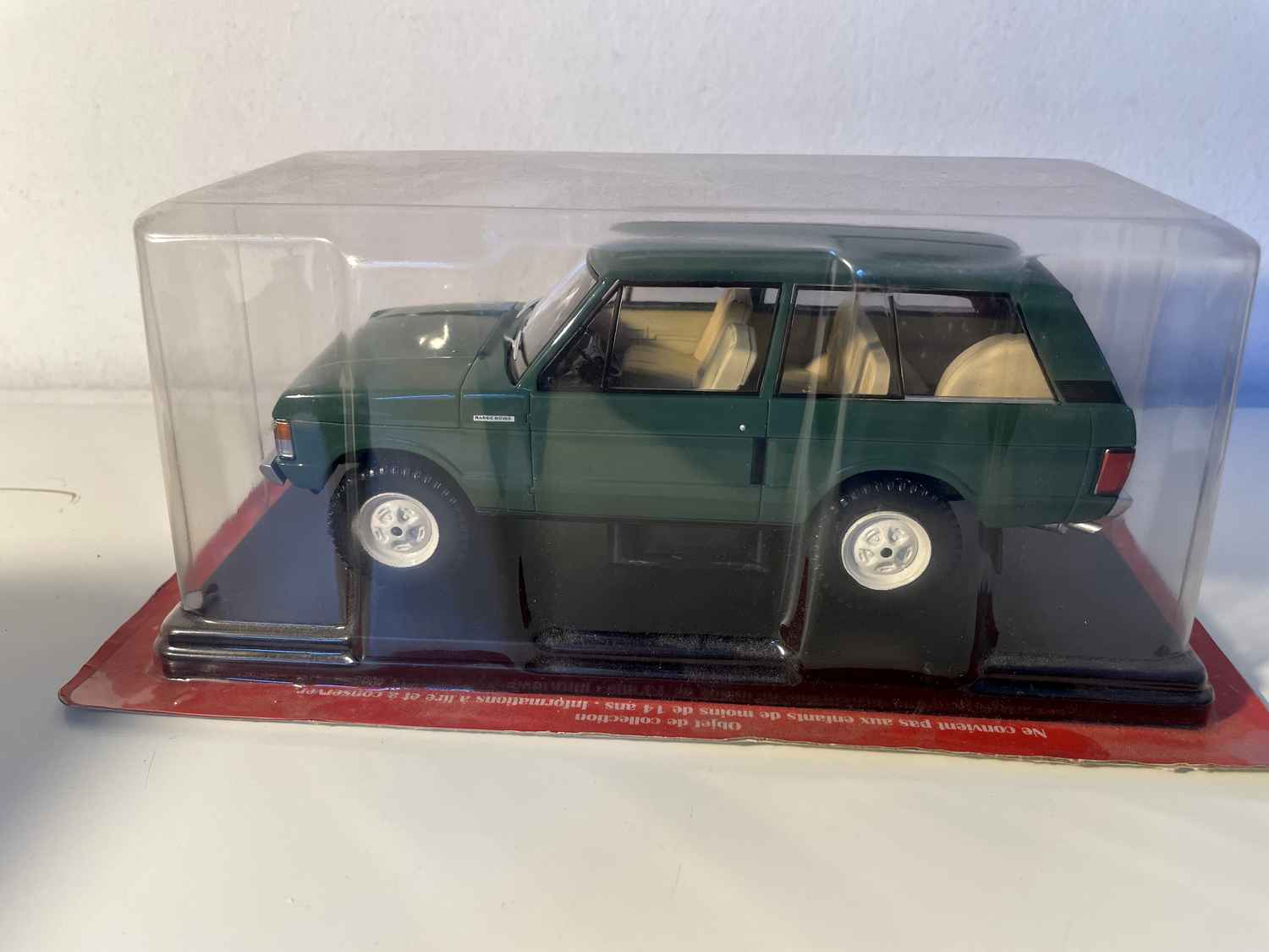 Range Rover z 1972 roku w kolorze ciemnozielonym – skala 1/24 (rozbite lusterka)