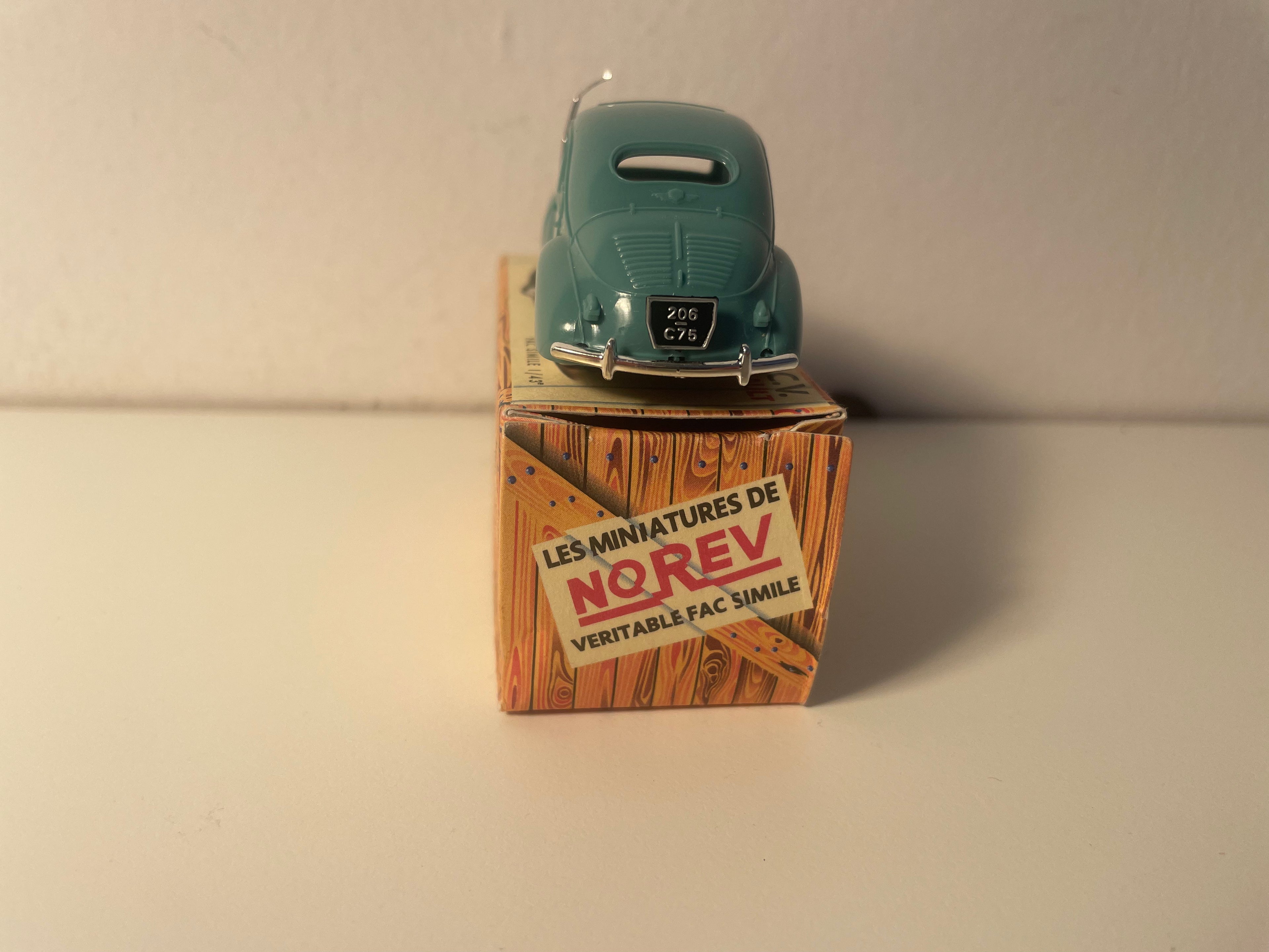 Renault 4 CV verte foncée - NOREV (voiture en plastique)