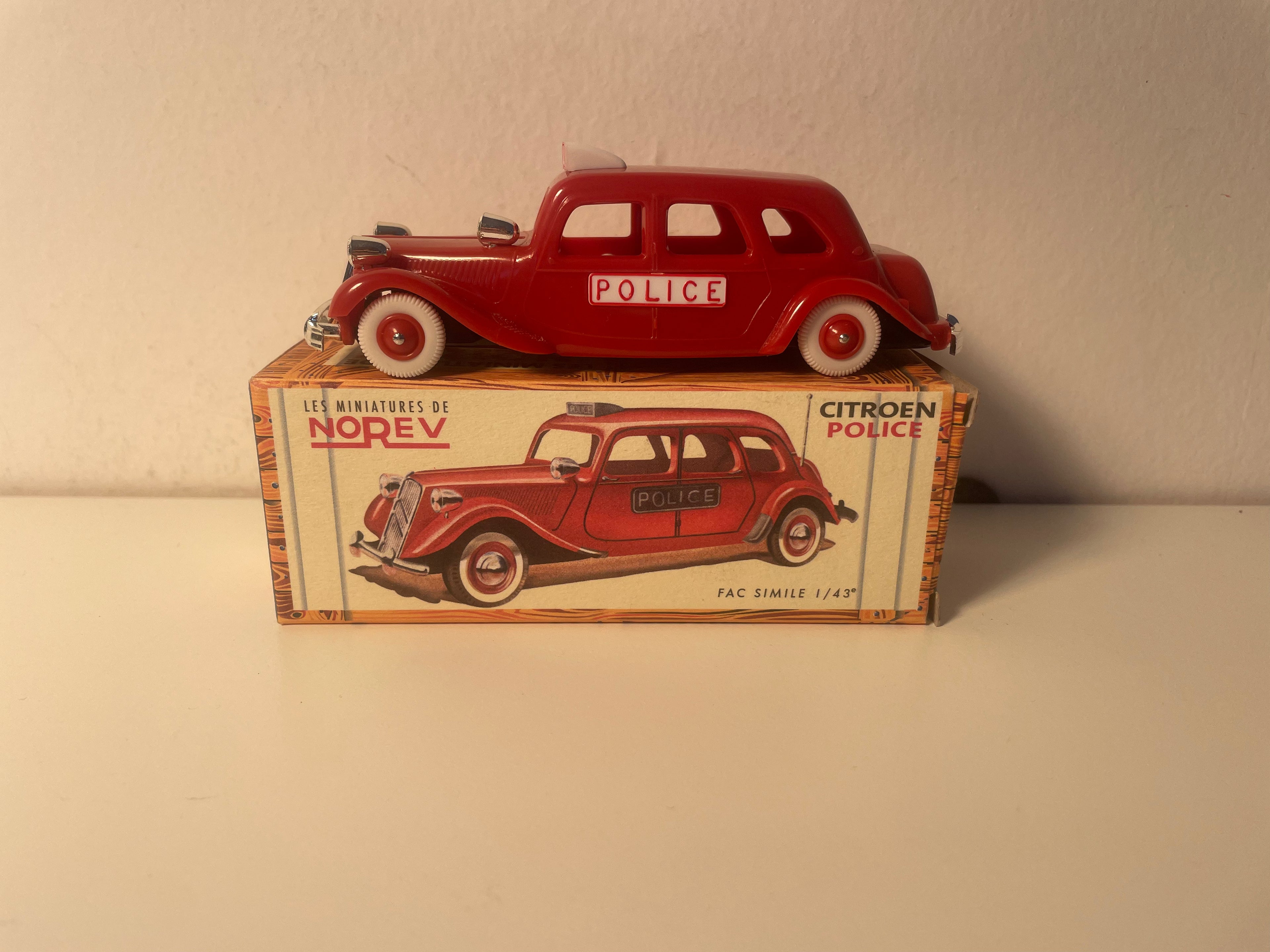 Citroën 15 six familiale rouge de POLICE - NOREV