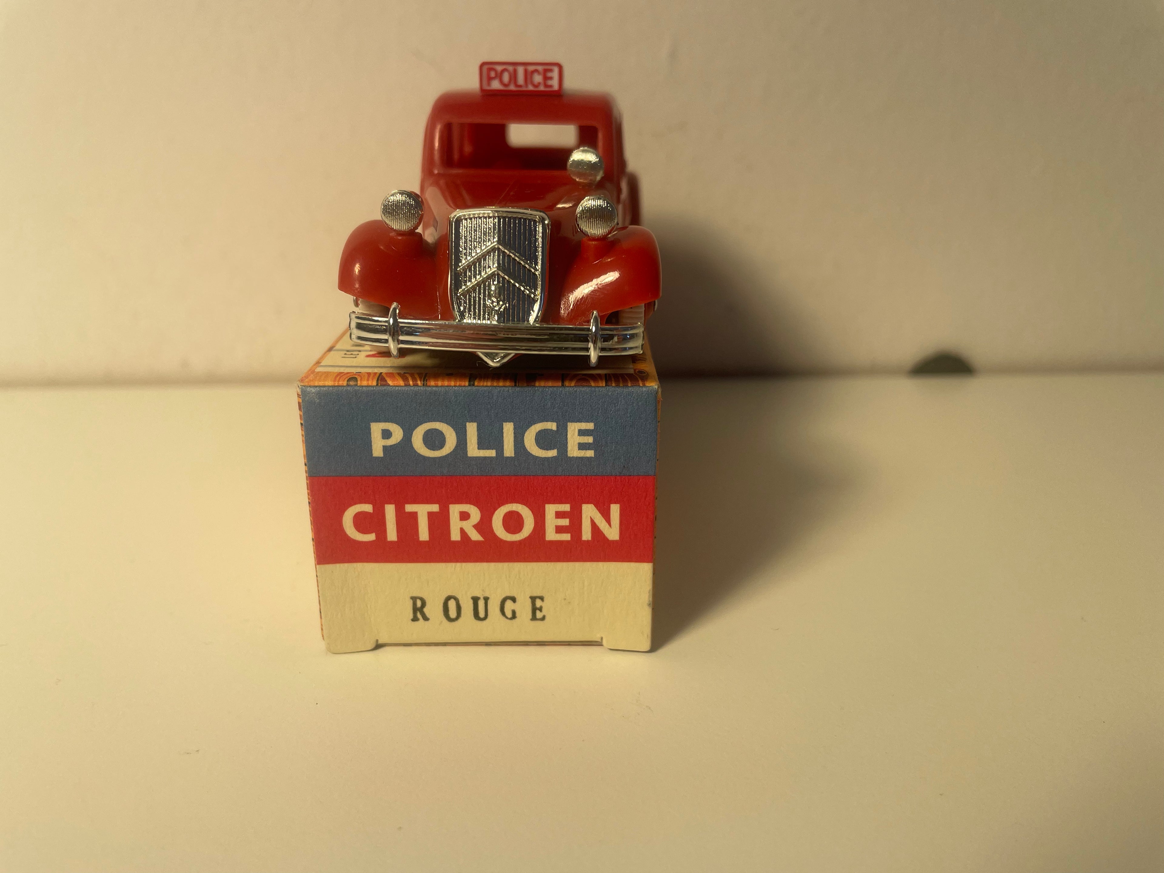 Citroën 15 six familiale rouge de POLICE - NOREV