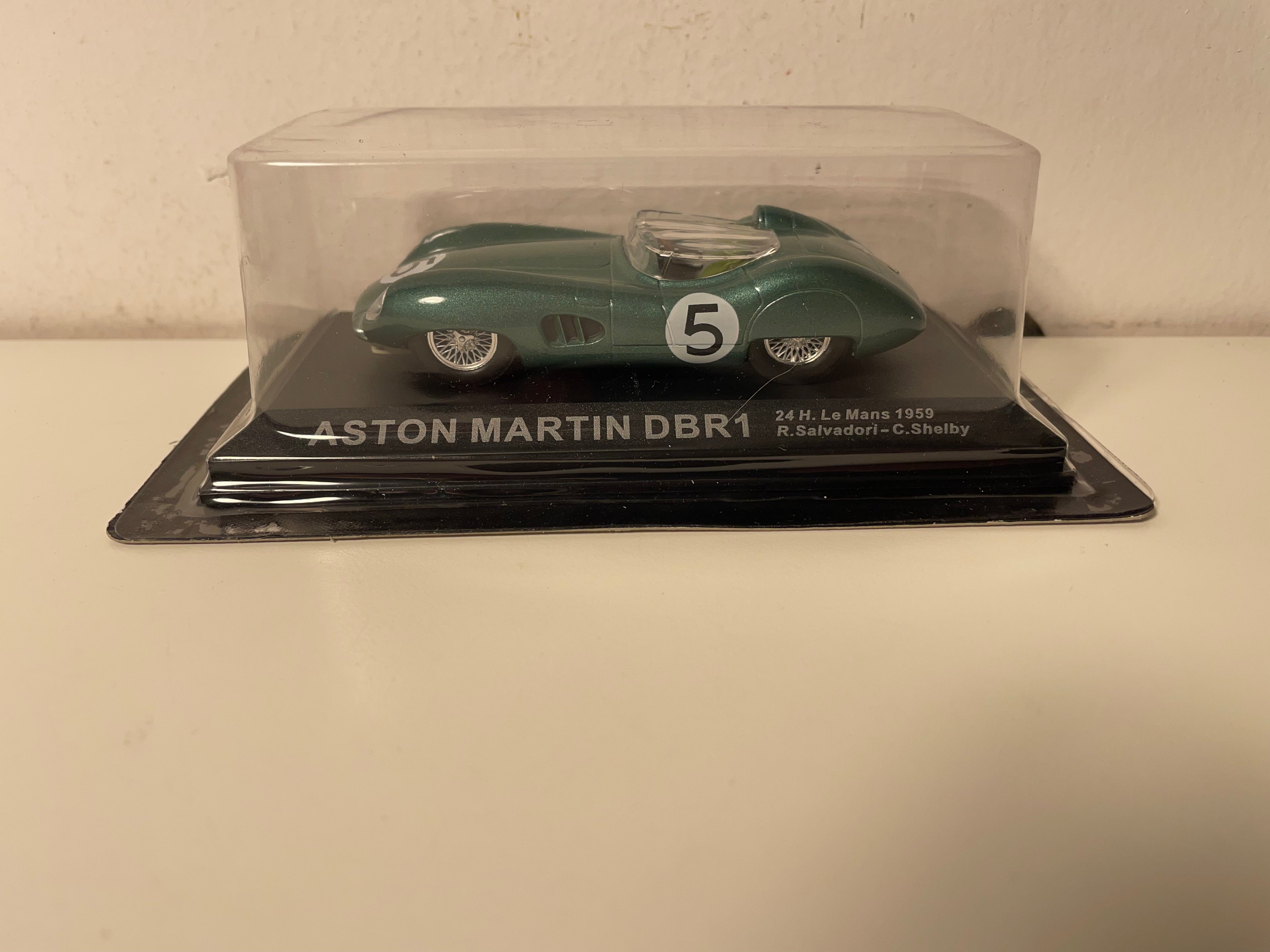 Aston Martin DBR1 verte numéro 5 - 24 heures du Mans de 1959 (blister)