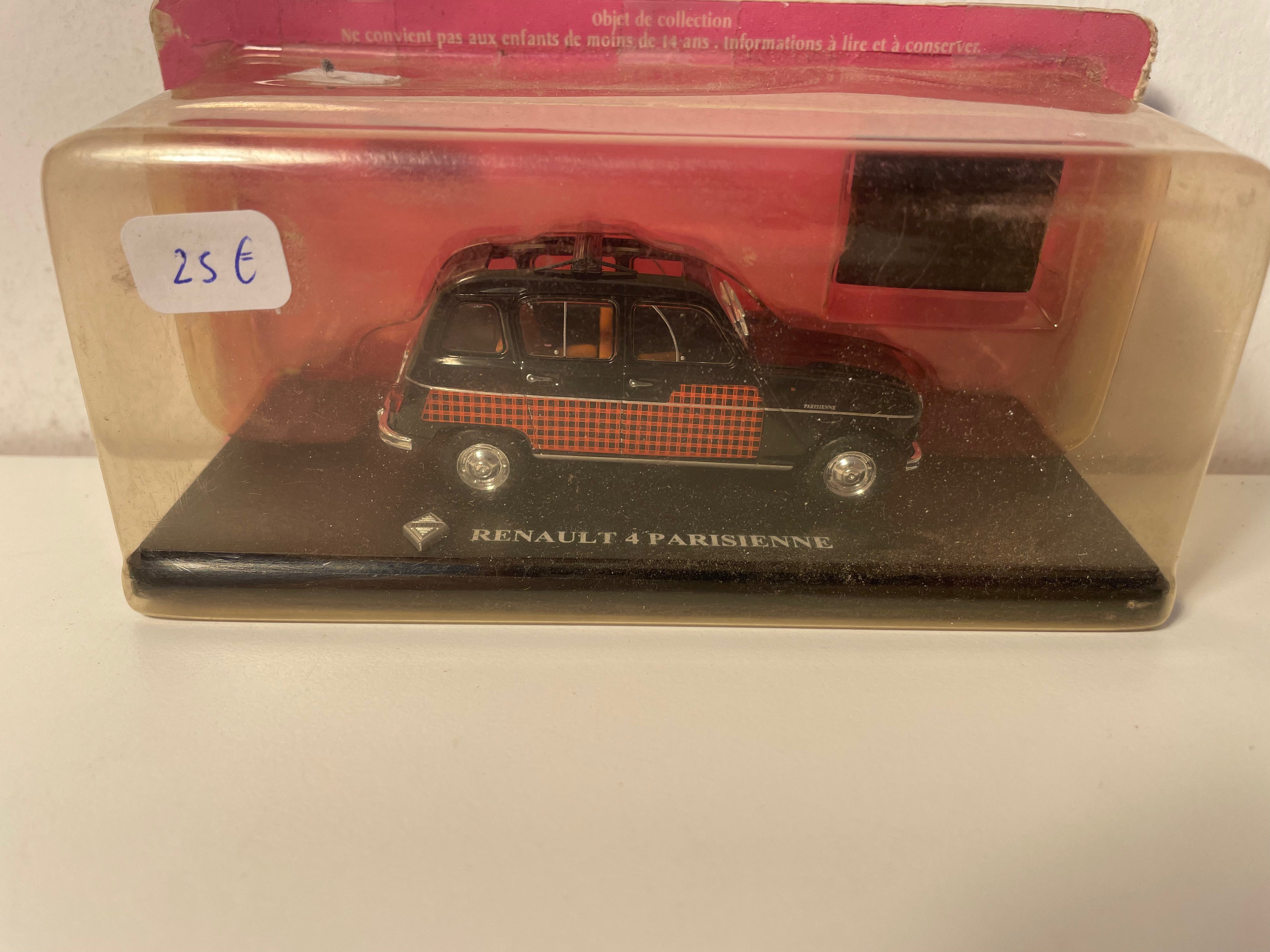 Renault 4L Parisienne preta com quadrados pretos e laranja?