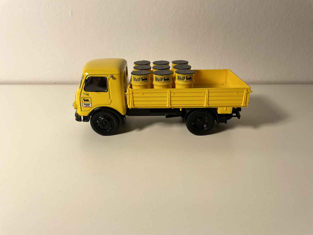 Camion OM LEONCINO de 1950 plateau ridelles avec bidons AGIP