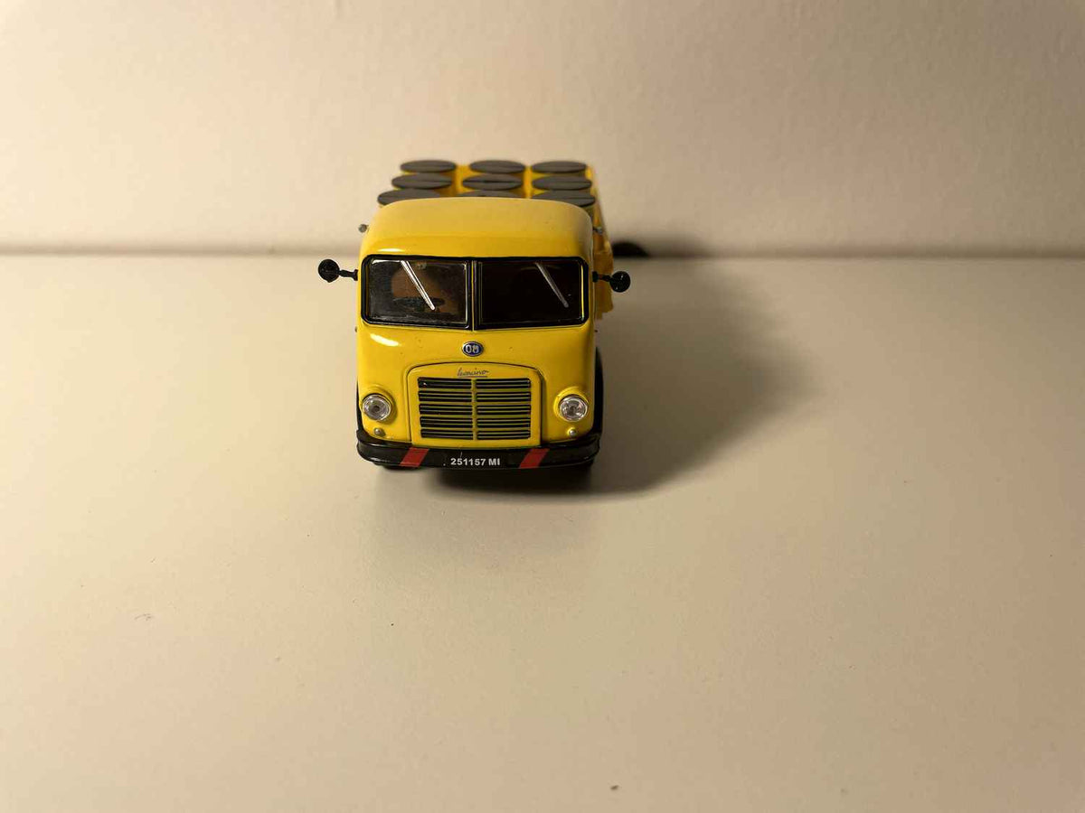 Camion OM LEONCINO de 1950 plateau ridelles avec bidons AGIP