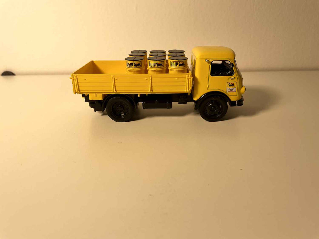 Camion OM LEONCINO de 1950 plateau ridelles avec bidons AGIP