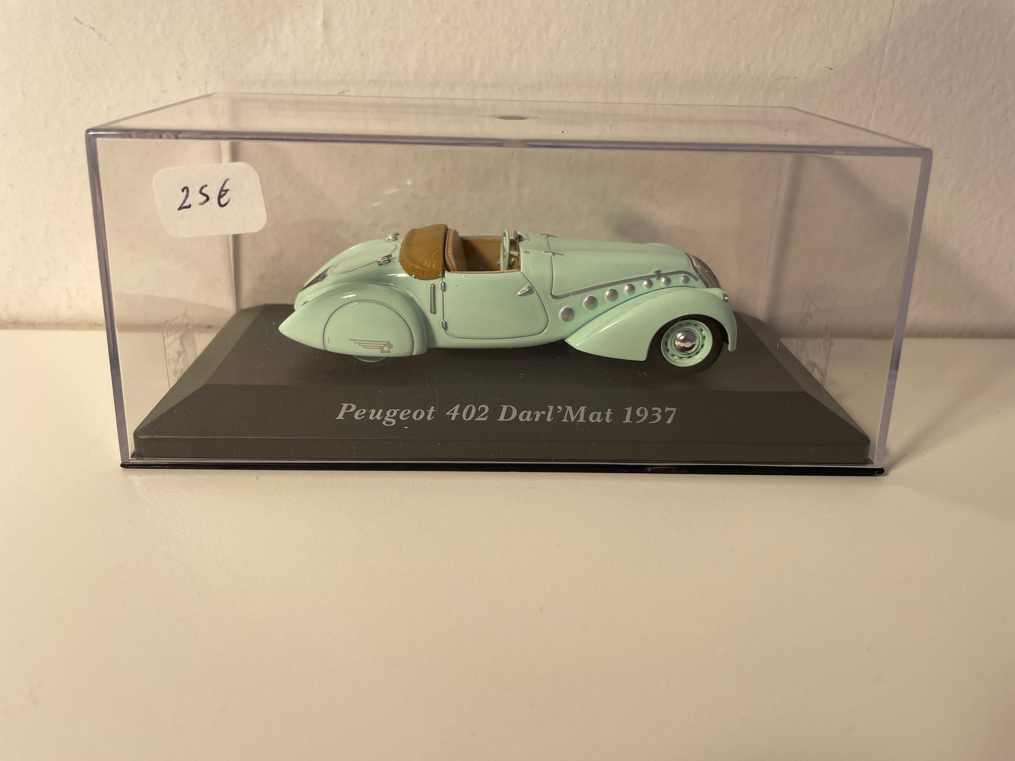 Hellgrénge Peugeot 402 Darl'Mat vun 1937